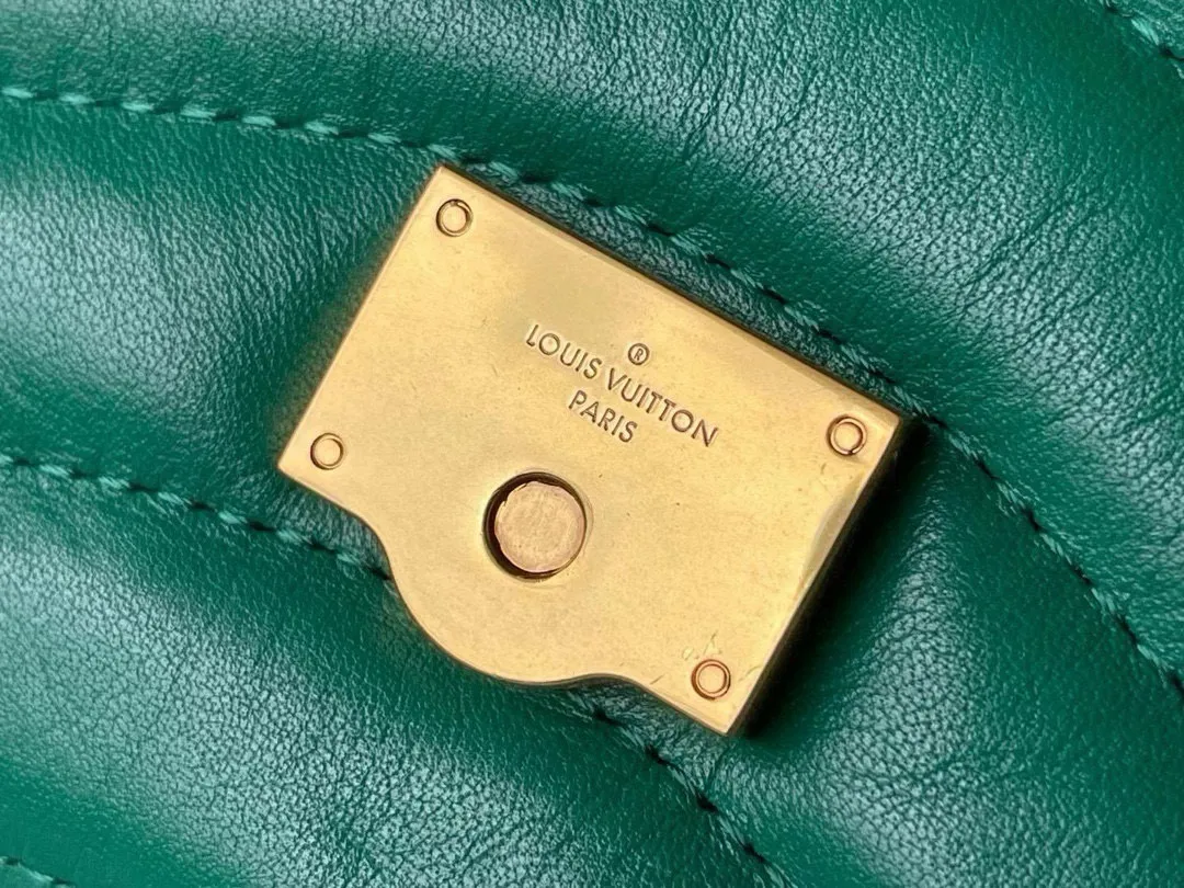 💰1160 (Top Grain Leather) Top Original M58664 NEW WAVE Chain Bag V-shaped quilted chain bag handbag The vintage gold color chain slides through carved holes, while the folding fastener makes it soft. Thanks to its multiple compartments, the interior makes it easier to place women's necessities. Chain bag with easily identifiable badge logo. Size: 24x14x9cm