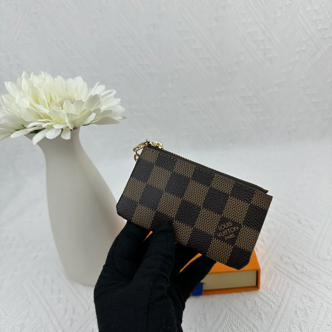P64 M62650 This key bag is made of Monogram Empreinte leather. The zipper design can securely store keys, coins, cards, lipstick and other personal items. It can also be fixed to the D-ring in a handbag, belt or Louis Vuitton handbag. It is elegant and practical. Size: 12*7*1.5cm