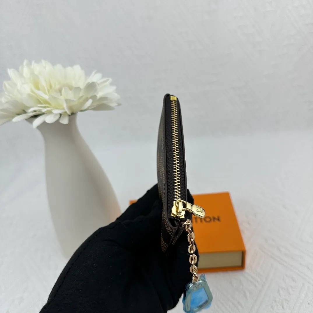 P64 M62650 This key bag is made of Monogram Empreinte leather. The zipper design can securely store keys, coins, cards, lipstick and other personal items. It can also be fixed to the D-ring in a handbag, belt or Louis Vuitton handbag. It is elegant and practical. Size: 12*7*1.5cm
