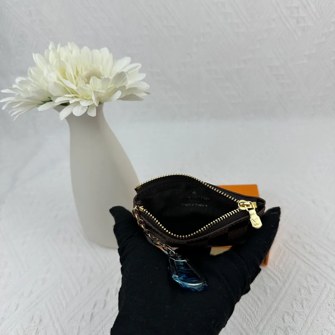 P64 M62650 This key bag is made of Monogram Empreinte leather. The zipper design can securely store keys, coins, cards, lipstick and other personal items. It can also be fixed to the D-ring in a handbag, belt or Louis Vuitton handbag. It is elegant and practical. Size: 12*7*1.5cm