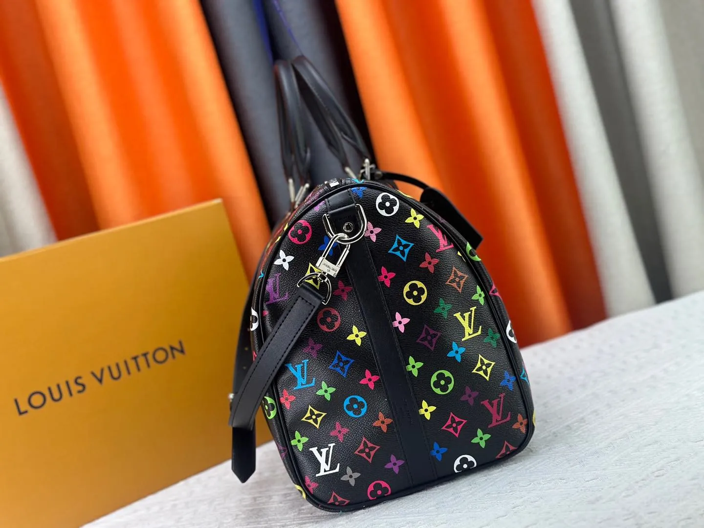 P380 new arrival M13745 black color transcoding chip 33 color series LV2025 spring and summer and Takashi Murakami joint model Fashion is a cycle to celebrate the 20th anniversary of the joint name Size: 50.0X29.0X23.0cm