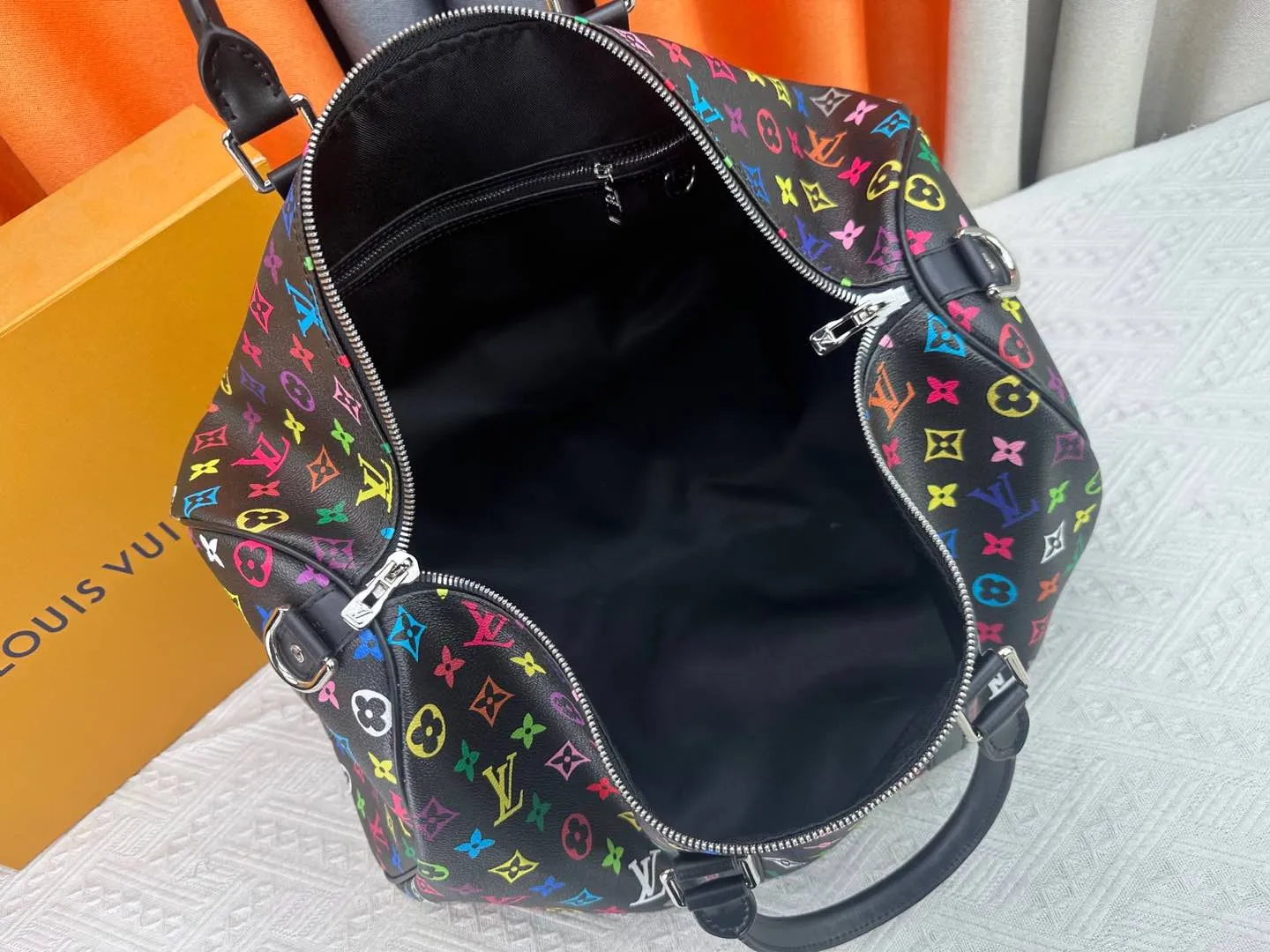 P380 new arrival M13745 black color transcoding chip 33 color series LV2025 spring and summer and Takashi Murakami joint model Fashion is a cycle to celebrate the 20th anniversary of the joint name Size: 50.0X29.0X23.0cm
