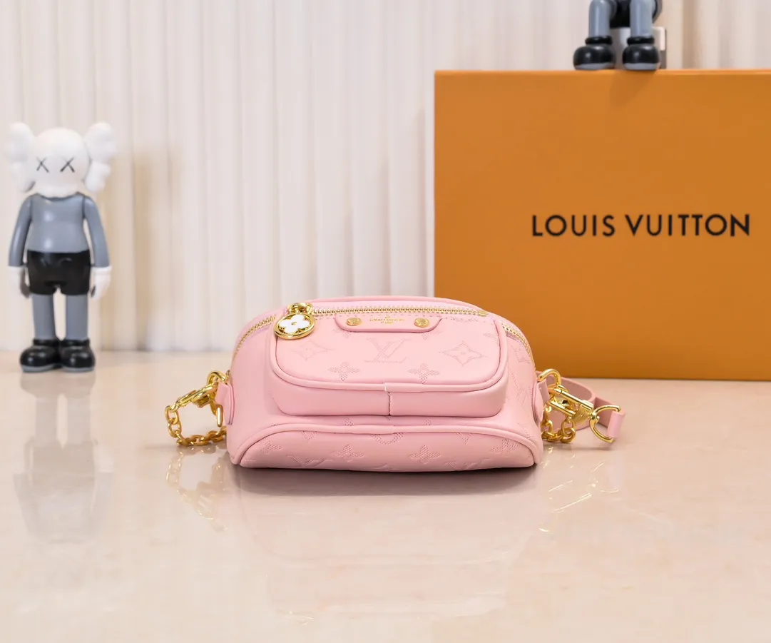 Batch 240💰Upgraded original M46917 M82335 M83275 M82208 M82347 This Mini Bumbag handbag comes from the LV Gradient series, and the Monogram embossing of Monogram Empreinte leather renders gradient midsummer colors. The on-trend construction features a zipped main compartment and a front pocket with a Louis Vuitton leather label. With the detachable chain and detachable and adjustable shoulder strap, it can be worn as a shoulder or cross-body bag. 17.0 x 12.0 x 9.5 cm (L x H x W) • Monogram Empreinte embossed soft-grained cowhide leather • Textile lining • Metal hardware • Zip closure • Zip front pocket • Shoulder strap: removable, adjustable • Half-length strap: 32.0 cm • Half-length strap adjustable to: 44.0 cm • Chain: Removable • Half-length chain: 20.0 cm