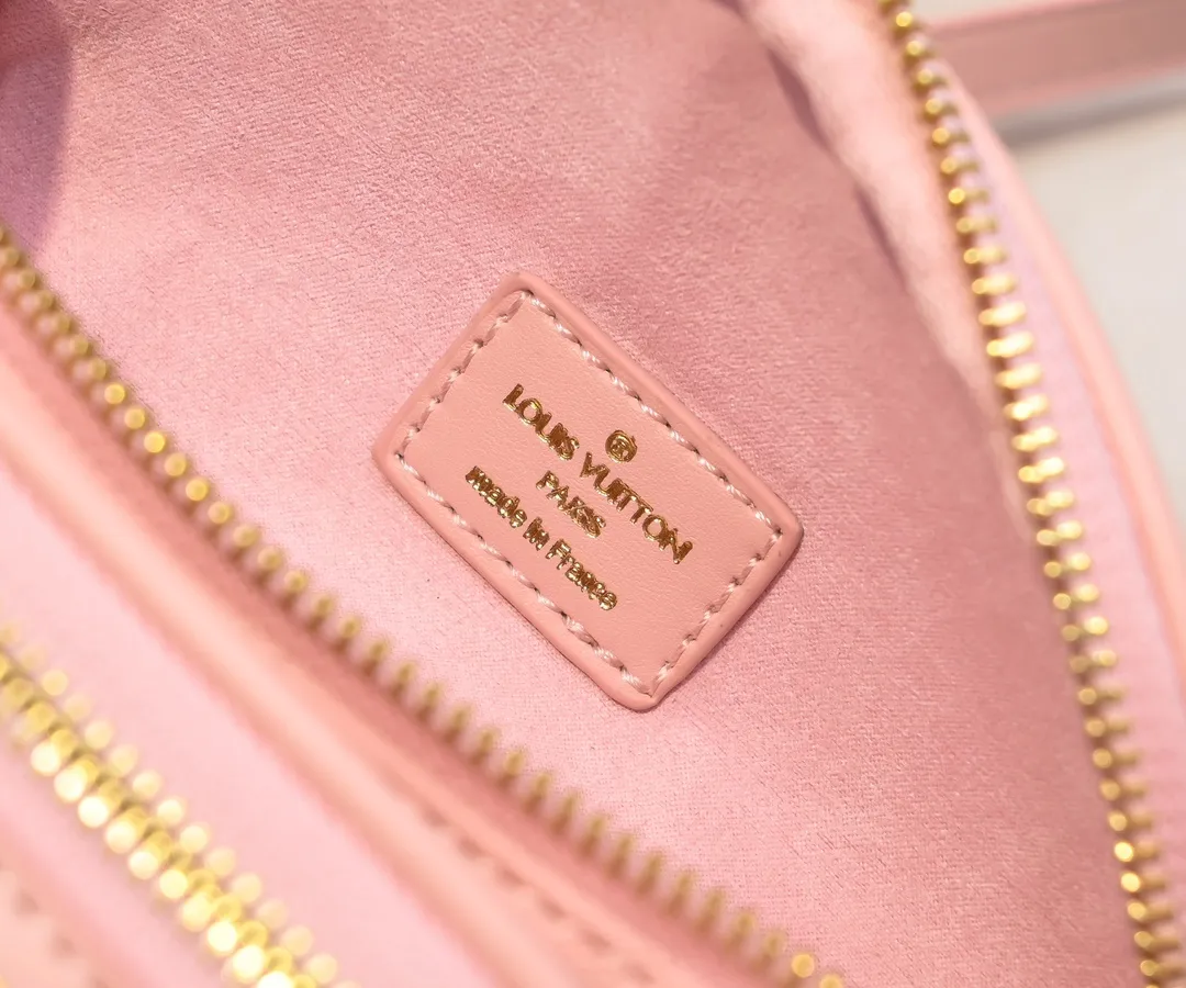 Batch 240💰Upgraded original M46917 M82335 M83275 M82208 M82347 This Mini Bumbag handbag comes from the LV Gradient series, and the Monogram embossing of Monogram Empreinte leather renders gradient midsummer colors. The on-trend construction features a zipped main compartment and a front pocket with a Louis Vuitton leather label. With the detachable chain and detachable and adjustable shoulder strap, it can be worn as a shoulder or cross-body bag. 17.0 x 12.0 x 9.5 cm (L x H x W) • Monogram Empreinte embossed soft-grained cowhide leather • Textile lining • Metal hardware • Zip closure • Zip front pocket • Shoulder strap: removable, adjustable • Half-length strap: 32.0 cm • Half-length strap adjustable to: 44.0 cm • Chain: Removable • Half-length chain: 20.0 cm