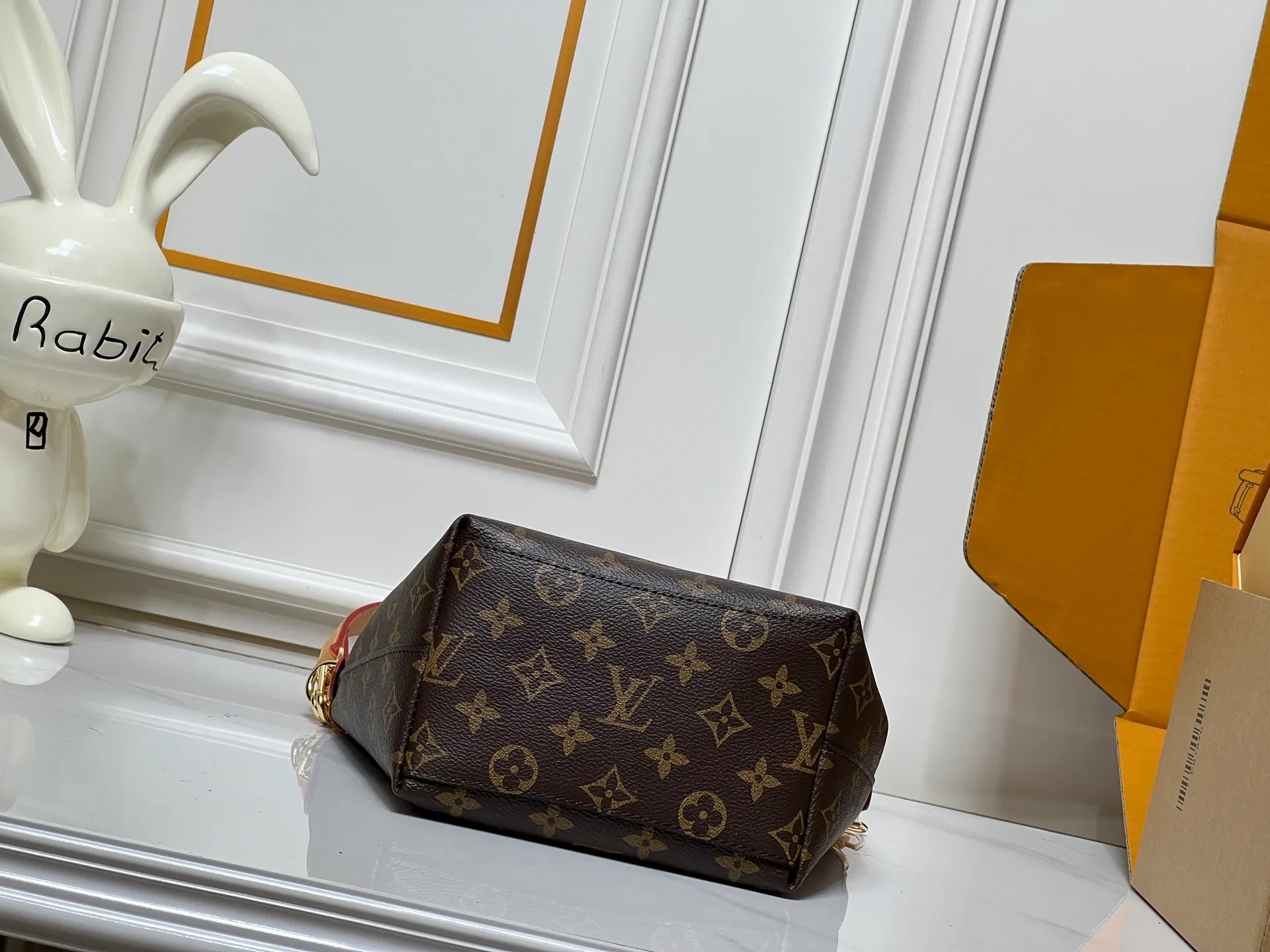 Batch 300💰M25666 All In BB Handbag It is made of the iconic Monogram presbyopic canvas, and the bag shape is simple yet stylish. Paired with a red leather shoulder strap, it can be worn on one shoulder or across the body, and can be carried flexibly. The body of the bag is also decorated with metal chain charms with brand elements and flower shapes, which adds a sense of sophistication and design to the whole. It not only retains the classic charm of LV, but also shows a unique fashion style through detailed design. It is a good choice to enhance the style and texture in daily matching. Size: 17x20x15cm