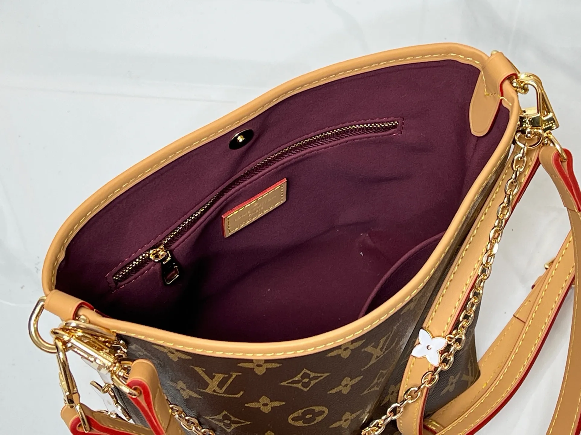 Batch 300💰M25666 All In BB Handbag It is made of the iconic Monogram presbyopic canvas, and the bag shape is simple yet stylish. Paired with a red leather shoulder strap, it can be worn on one shoulder or across the body, and can be carried flexibly. The body of the bag is also decorated with metal chain charms with brand elements and flower shapes, which adds a sense of sophistication and design to the whole. It not only retains the classic charm of LV, but also shows a unique fashion style through detailed design. It is a good choice to enhance the style and texture in daily matching. Size: 17x20x15cm