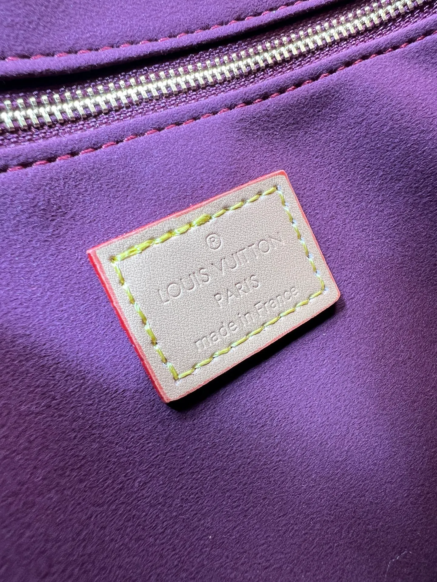 Batch 300💰M25666 All In BB Handbag It is made of the iconic Monogram presbyopic canvas, and the bag shape is simple yet stylish. Paired with a red leather shoulder strap, it can be worn on one shoulder or across the body, and can be carried flexibly. The body of the bag is also decorated with metal chain charms with brand elements and flower shapes, which adds a sense of sophistication and design to the whole. It not only retains the classic charm of LV, but also shows a unique fashion style through detailed design. It is a good choice to enhance the style and texture in daily matching. Size: 17x20x15cm