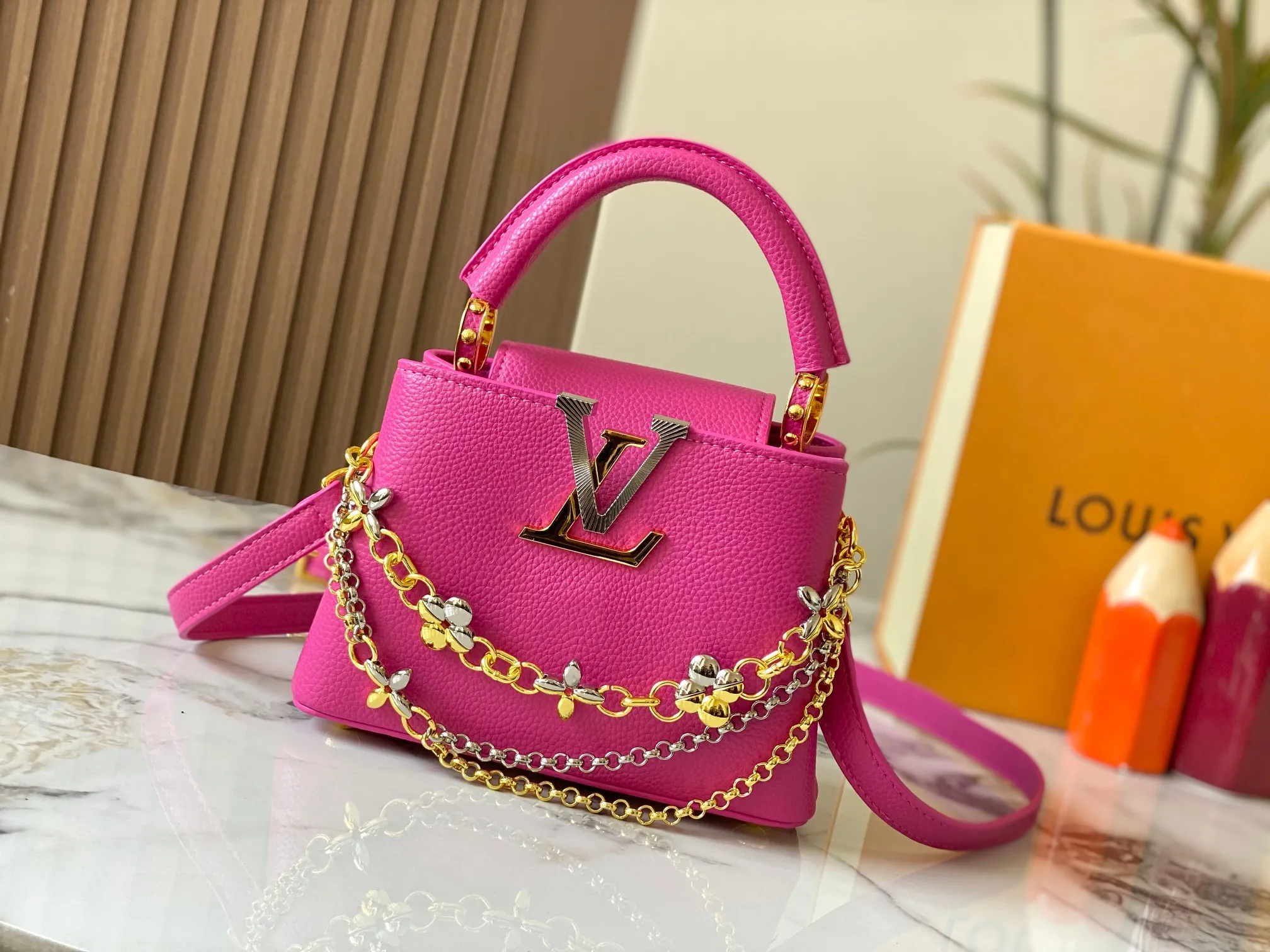 P480 [Guangzhou top quality original version] M26351 Rose Red This modern version of Capucines mini is made of timeless Taurillon leather and equipped with a jewelry-inspired Infinity chain. The bag is decorated with double galvanized metal parts, including the iconic Monogram floral pattern, and the LV Initials logo created with sunburst technology, creating a sundial-like light and shadow effect. The bag has multiple pockets and a detachable shoulder strap, allowing it to be carried on one shoulder or across the body. 14 x 8 x 21 cm (height x width x length)