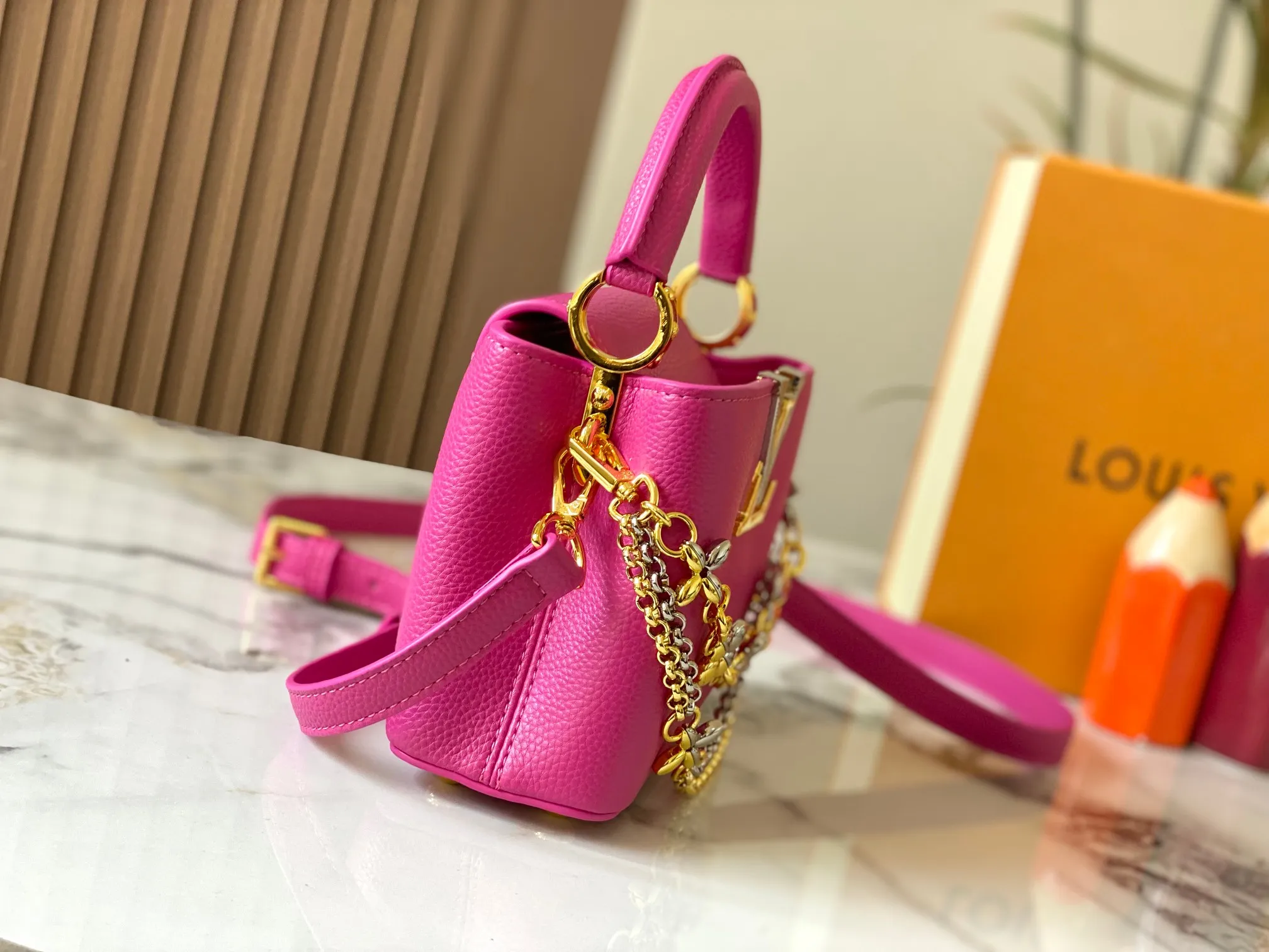 P480 [Guangzhou top quality original version] M26351 Rose Red This modern version of Capucines mini is made of timeless Taurillon leather and equipped with a jewelry-inspired Infinity chain. The bag is decorated with double galvanized metal parts, including the iconic Monogram floral pattern, and the LV Initials logo created with sunburst technology, creating a sundial-like light and shadow effect. The bag has multiple pockets and a detachable shoulder strap, allowing it to be carried on one shoulder or across the body. 14 x 8 x 21 cm (height x width x length)