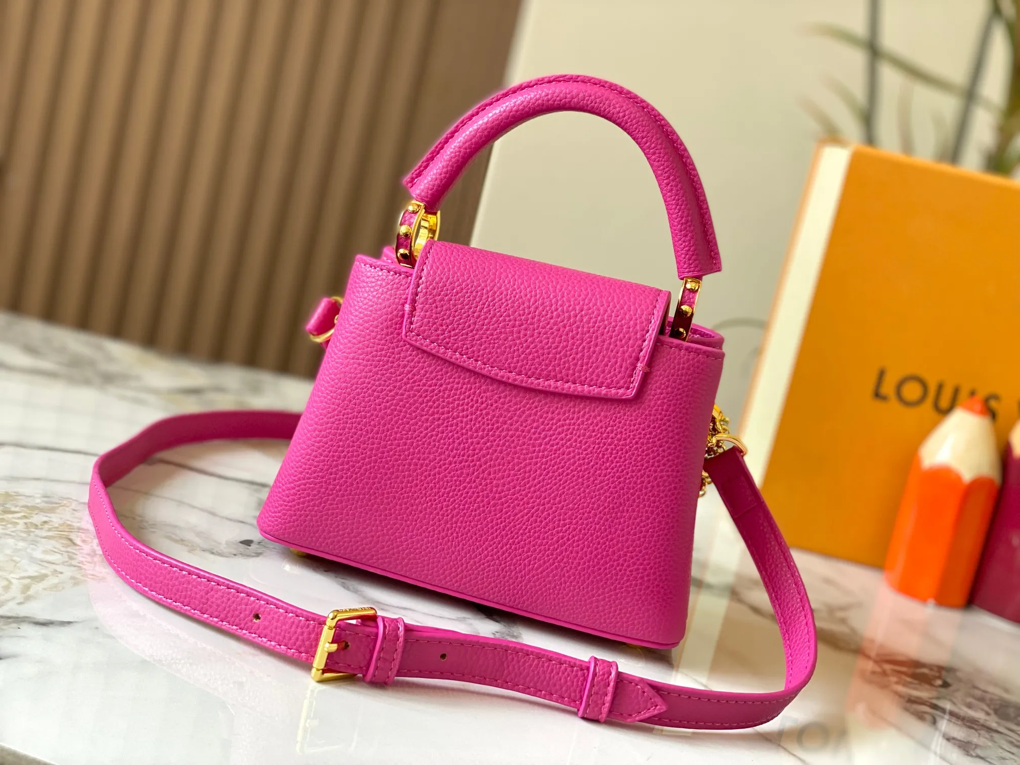 P480 [Guangzhou top quality original version] M26351 Rose Red This modern version of Capucines mini is made of timeless Taurillon leather and equipped with a jewelry-inspired Infinity chain. The bag is decorated with double galvanized metal parts, including the iconic Monogram floral pattern, and the LV Initials logo created with sunburst technology, creating a sundial-like light and shadow effect. The bag has multiple pockets and a detachable shoulder strap, allowing it to be carried on one shoulder or across the body. 14 x 8 x 21 cm (height x width x length)