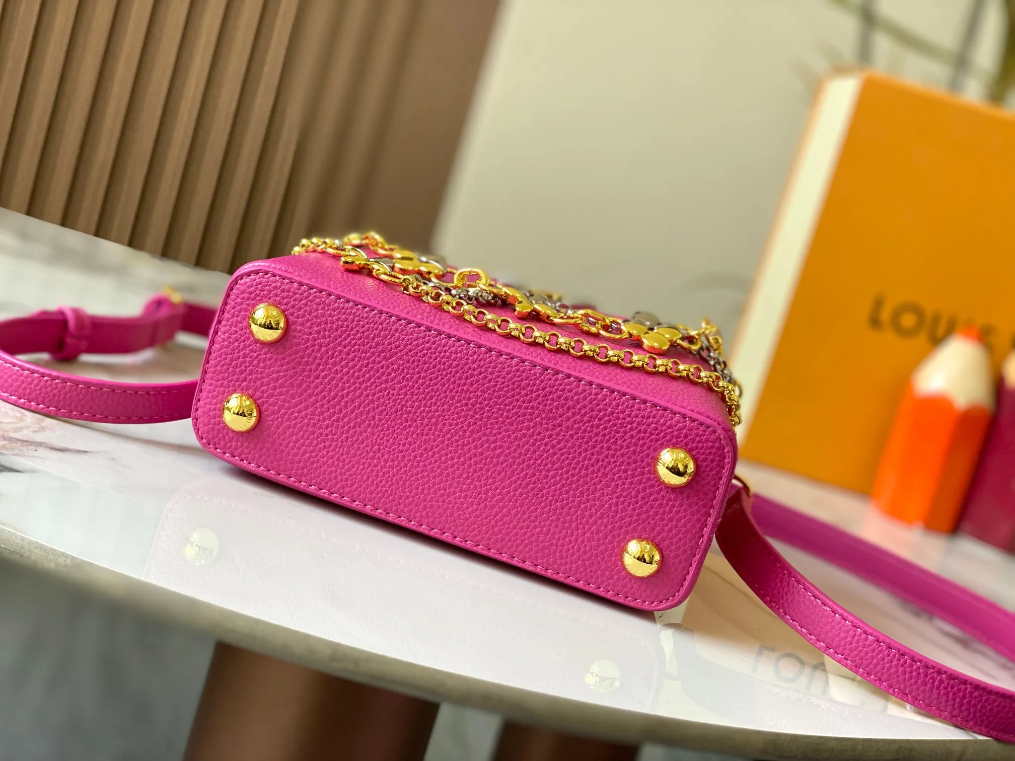 P480 [Guangzhou top quality original version] M26351 Rose Red This modern version of Capucines mini is made of timeless Taurillon leather and equipped with a jewelry-inspired Infinity chain. The bag is decorated with double galvanized metal parts, including the iconic Monogram floral pattern, and the LV Initials logo created with sunburst technology, creating a sundial-like light and shadow effect. The bag has multiple pockets and a detachable shoulder strap, allowing it to be carried on one shoulder or across the body. 14 x 8 x 21 cm (height x width x length)