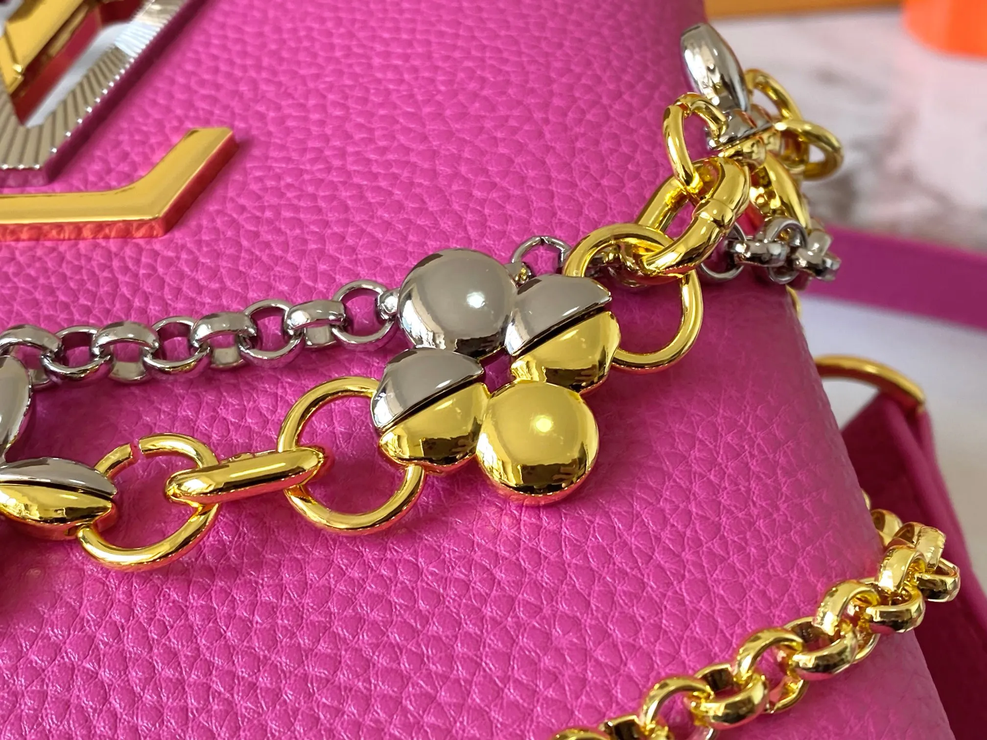 P480 [Guangzhou top quality original version] M26351 Rose Red This modern version of Capucines mini is made of timeless Taurillon leather and equipped with a jewelry-inspired Infinity chain. The bag is decorated with double galvanized metal parts, including the iconic Monogram floral pattern, and the LV Initials logo created with sunburst technology, creating a sundial-like light and shadow effect. The bag has multiple pockets and a detachable shoulder strap, allowing it to be carried on one shoulder or across the body. 14 x 8 x 21 cm (height x width x length)