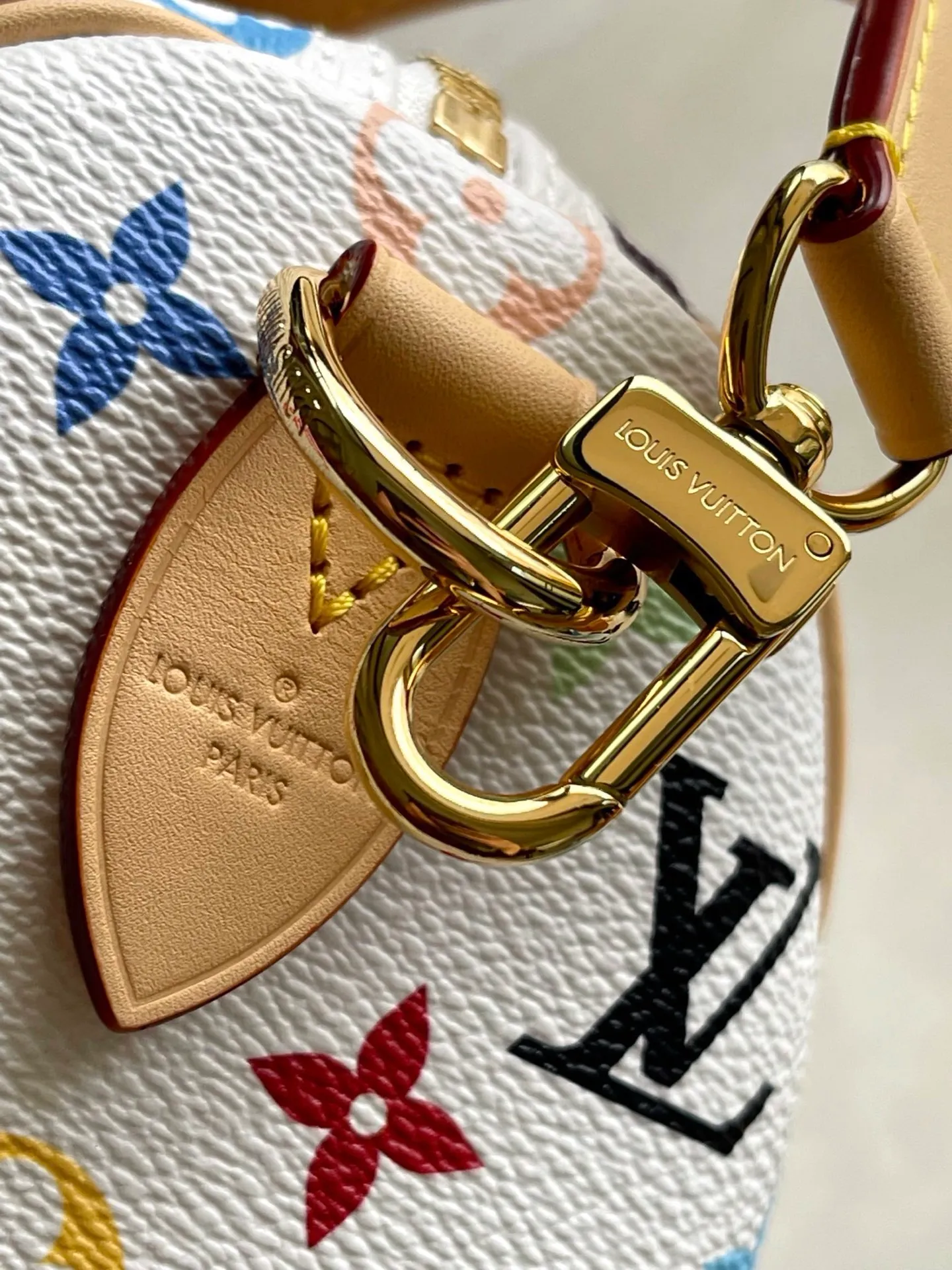 💰1140 Top original order M13085 This Speedy Bandouliere25 handbag uses the classic Monogram pattern to render the bright colors of Japanese artist Takashi Murakami. Together with the bow-shaped key bag, it highlights the smart style of the Louis Vuitton × Murakami collaboration series. The Toron handle and detachable and adjustable shoulder strap are fashioned from calf leather, and the dazzling padlock and corners are a reference to the brand's luggage elements. Dimensions: 25 × 19 × 15 cm