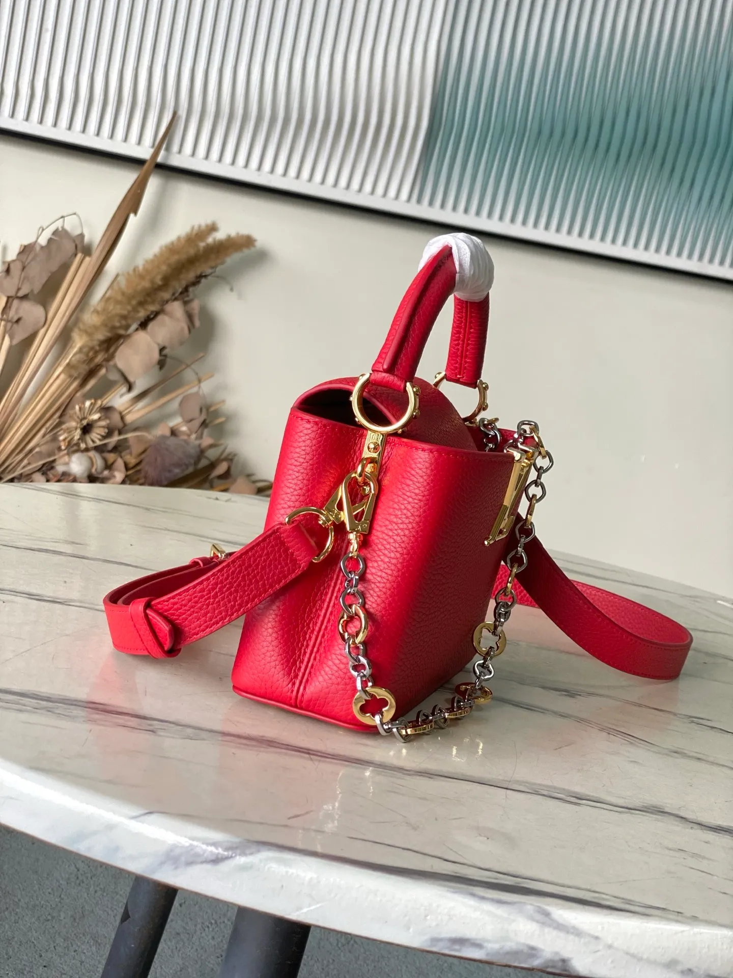 💰2180 "Special Grade Original Leather" M12935 Red Mini This Capucines mini handbag is made of flexible Taurillon cow leather. It uses jewelry-style double-plated chains and Monogram floral elements to highlight the identity of the Chain On You series. The flip cover can be placed on both the inside and outside. The ample structure and multiple inner pockets are convenient for storing daily needs. The rounded V letter adds an ingenious detail. Dimensions: 21 × 13.6 × 8 cm