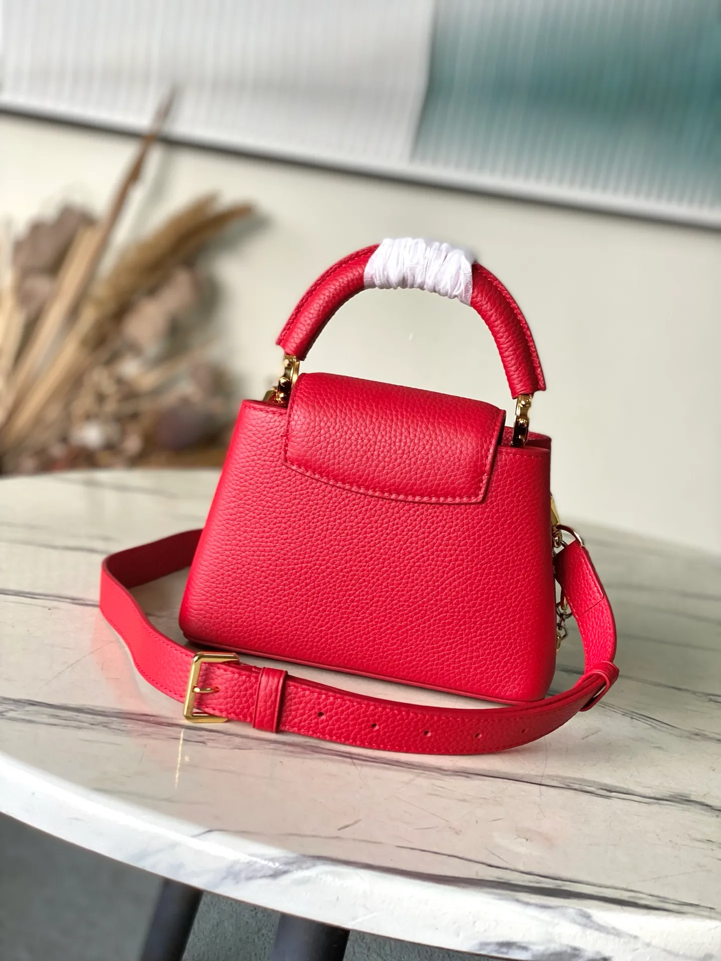 💰2180 "Special Grade Original Leather" M12935 Red Mini This Capucines mini handbag is made of flexible Taurillon cow leather. It uses jewelry-style double-plated chains and Monogram floral elements to highlight the identity of the Chain On You series. The flip cover can be placed on both the inside and outside. The ample structure and multiple inner pockets are convenient for storing daily needs. The rounded V letter adds an ingenious detail. Dimensions: 21 × 13.6 × 8 cm