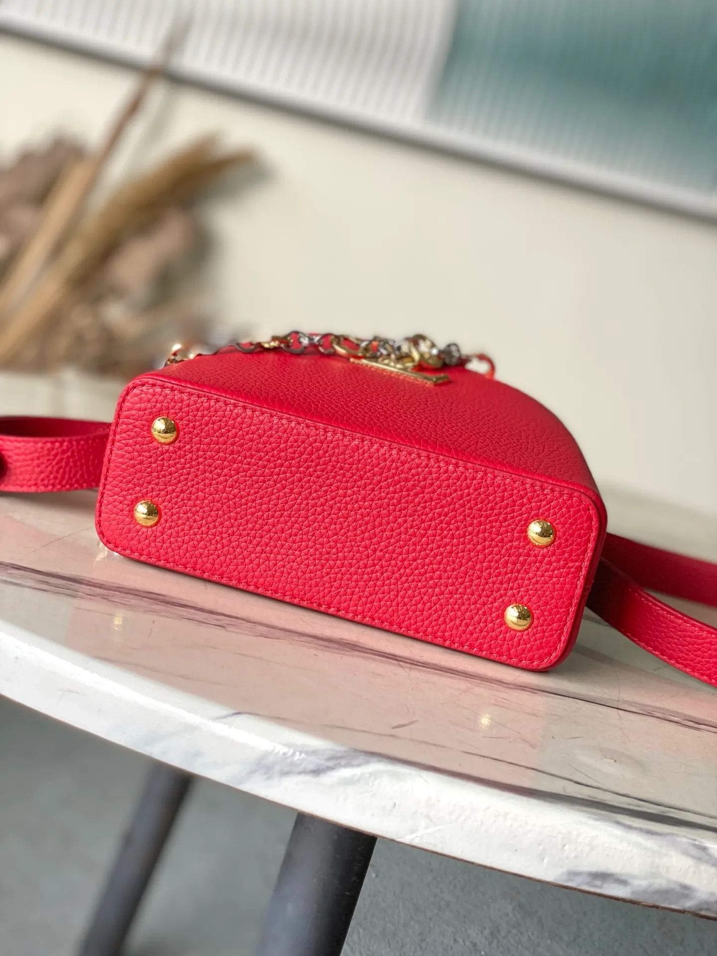 💰2180 "Special Grade Original Leather" M12935 Red Mini This Capucines mini handbag is made of flexible Taurillon cow leather. It uses jewelry-style double-plated chains and Monogram floral elements to highlight the identity of the Chain On You series. The flip cover can be placed on both the inside and outside. The ample structure and multiple inner pockets are convenient for storing daily needs. The rounded V letter adds an ingenious detail. Dimensions: 21 × 13.6 × 8 cm