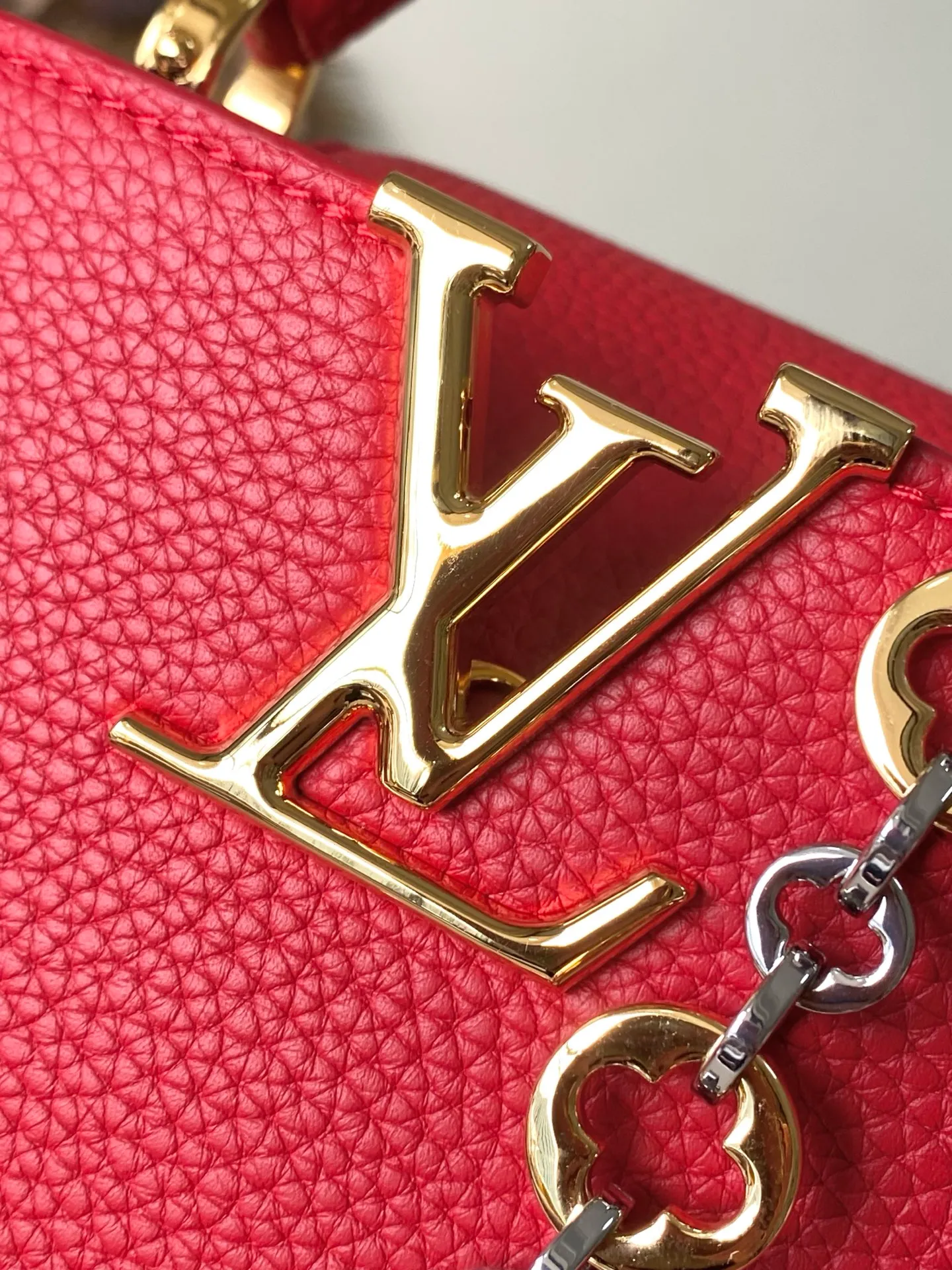 💰2180 "Special Grade Original Leather" M12935 Red Mini This Capucines mini handbag is made of flexible Taurillon cow leather. It uses jewelry-style double-plated chains and Monogram floral elements to highlight the identity of the Chain On You series. The flip cover can be placed on both the inside and outside. The ample structure and multiple inner pockets are convenient for storing daily needs. The rounded V letter adds an ingenious detail. Dimensions: 21 × 13.6 × 8 cm