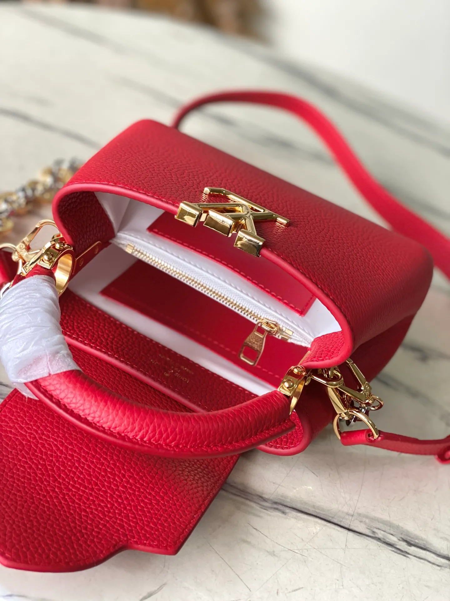 💰2180 "Special Grade Original Leather" M12935 Red Mini This Capucines mini handbag is made of flexible Taurillon cow leather. It uses jewelry-style double-plated chains and Monogram floral elements to highlight the identity of the Chain On You series. The flip cover can be placed on both the inside and outside. The ample structure and multiple inner pockets are convenient for storing daily needs. The rounded V letter adds an ingenious detail. Dimensions: 21 × 13.6 × 8 cm