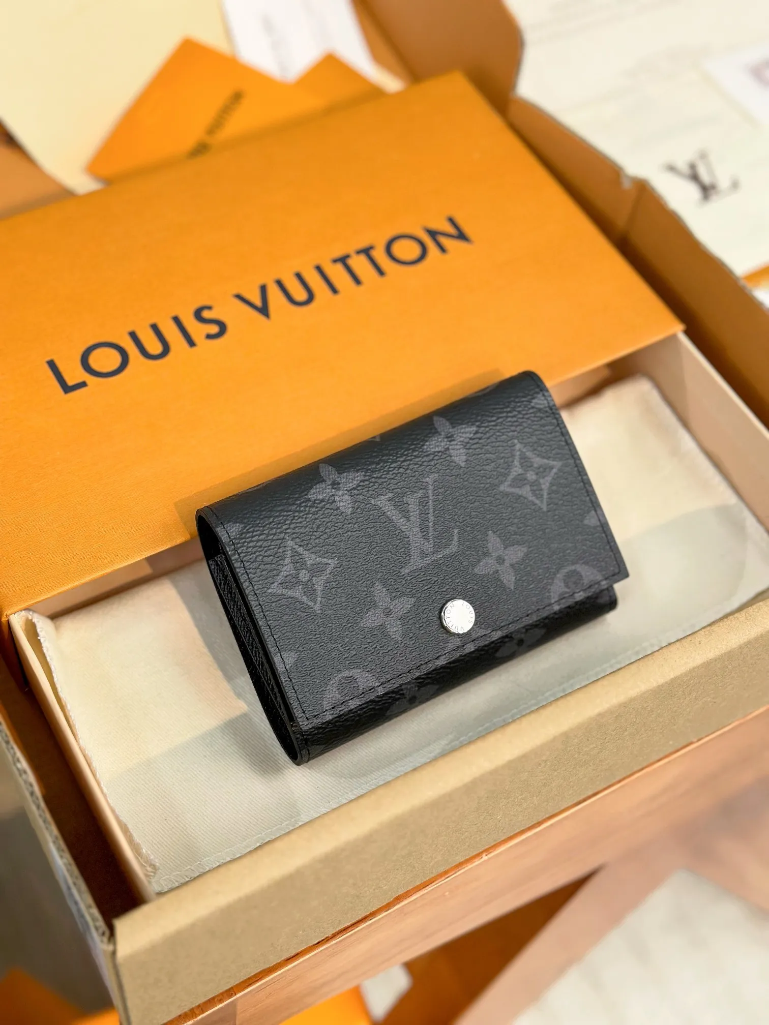 P680 [Authentic Grade] [Special Grade MB All Steel High Elastic Fabric] M12598 Black Flower (〽️A Grade All Steel〽️) Personalized Customized Version! Transcoding chip, Victor wallet! This elegant Victor wallet is made of Monogram Eclipse canvas. It can hold change, business cards, banknotes and receipts, making it extremely practical. This wallet features a snap closure and opens to reveal a bill pocket, five compartments for credit cards or transit cards, and a zippered coin pocket. The Victor wallet is compact and fits easily into your pocket.  11.5 x 9 x 2.5 cm (length x height x width).