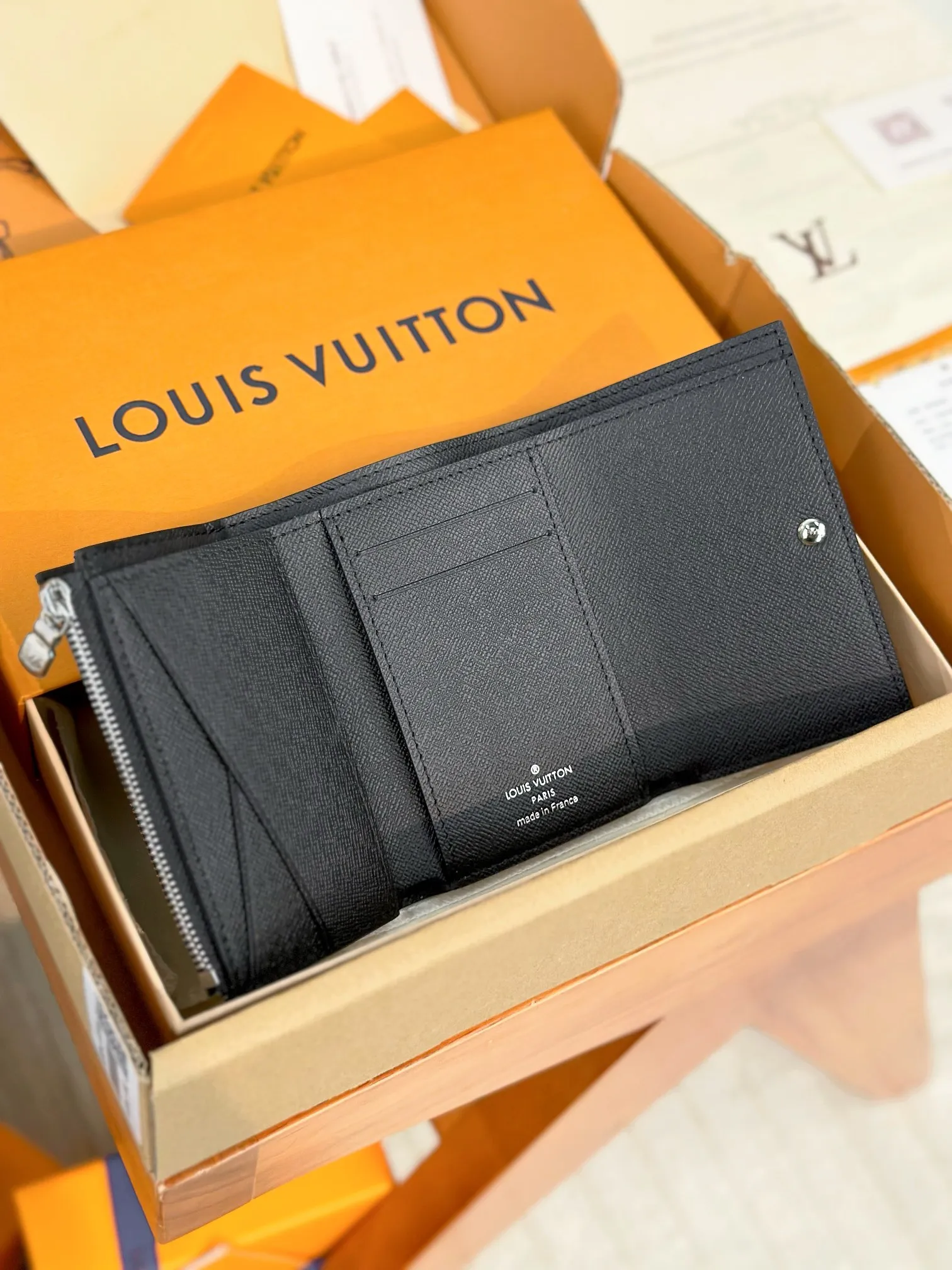 P680 [Authentic Grade] [Special Grade MB All Steel High Elastic Fabric] M12598 Black Flower (〽️A Grade All Steel〽️) Personalized Customized Version! Transcoding chip, Victor wallet! This elegant Victor wallet is made of Monogram Eclipse canvas. It can hold change, business cards, banknotes and receipts, making it extremely practical. This wallet features a snap closure and opens to reveal a bill pocket, five compartments for credit cards or transit cards, and a zippered coin pocket. The Victor wallet is compact and fits easily into your pocket.  11.5 x 9 x 2.5 cm (length x height x width).
