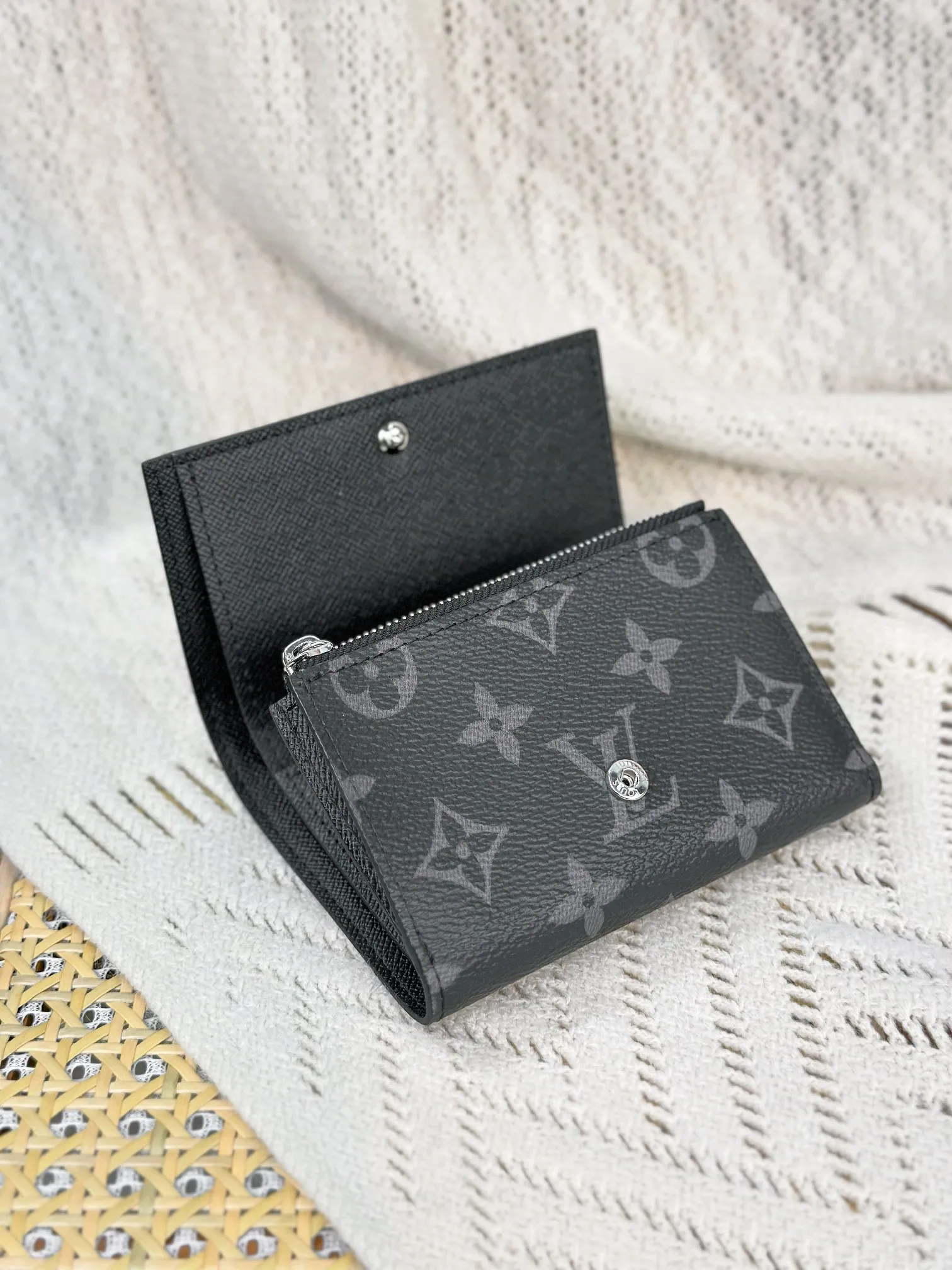 P680 [Authentic Grade] [Special Grade MB All Steel High Elastic Fabric] M12598 Black Flower (〽️A Grade All Steel〽️) Personalized Customized Version! Transcoding chip, Victor wallet! This elegant Victor wallet is made of Monogram Eclipse canvas. It can hold change, business cards, banknotes and receipts, making it extremely practical. This wallet features a snap closure and opens to reveal a bill pocket, five compartments for credit cards or transit cards, and a zippered coin pocket. The Victor wallet is compact and fits easily into your pocket.  11.5 x 9 x 2.5 cm (length x height x width).