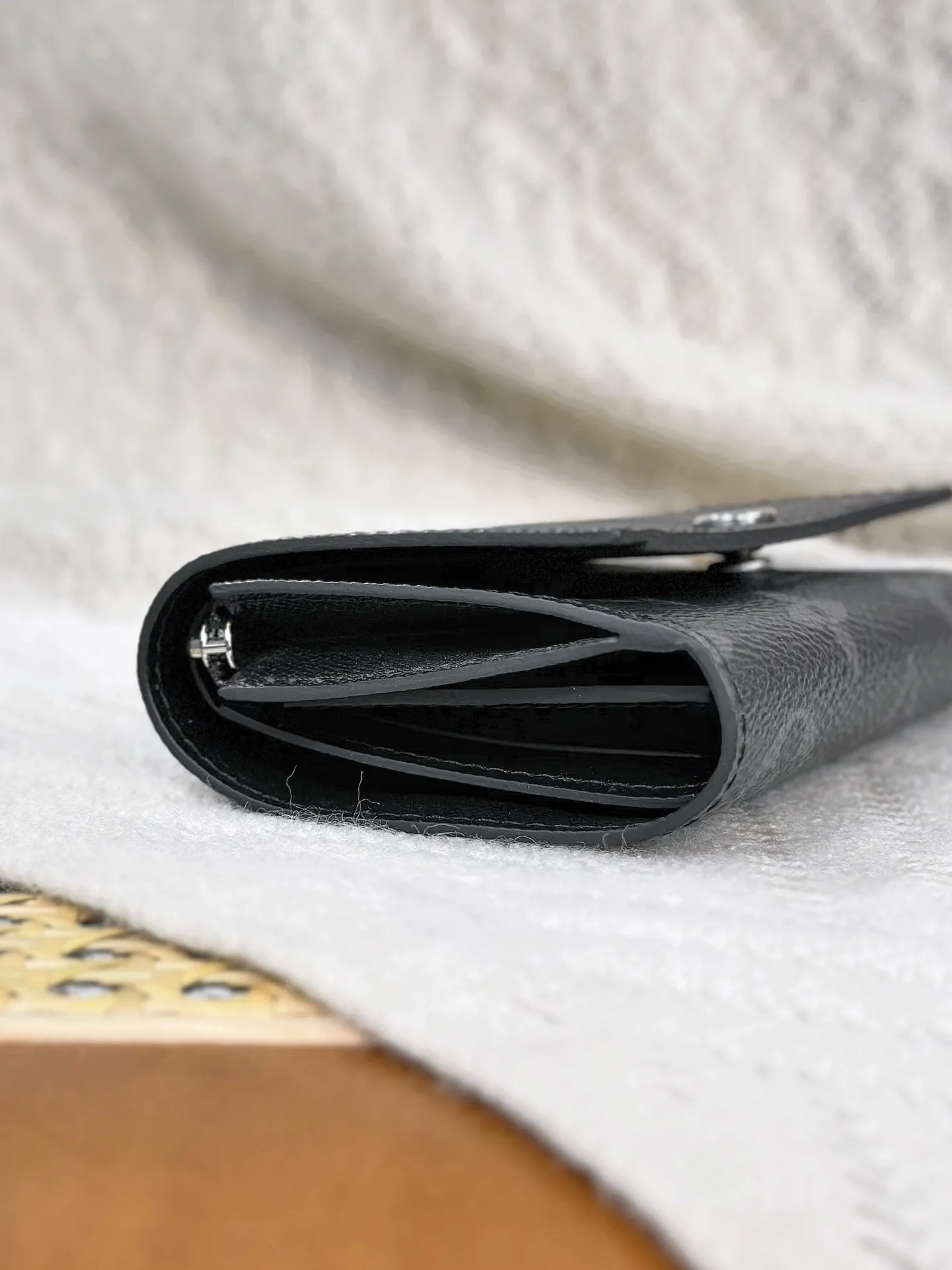 P680 [Authentic Grade] [Special Grade MB All Steel High Elastic Fabric] M12598 Black Flower (〽️A Grade All Steel〽️) Personalized Customized Version! Transcoding chip, Victor wallet! This elegant Victor wallet is made of Monogram Eclipse canvas. It can hold change, business cards, banknotes and receipts, making it extremely practical. This wallet features a snap closure and opens to reveal a bill pocket, five compartments for credit cards or transit cards, and a zippered coin pocket. The Victor wallet is compact and fits easily into your pocket.  11.5 x 9 x 2.5 cm (length x height x width).