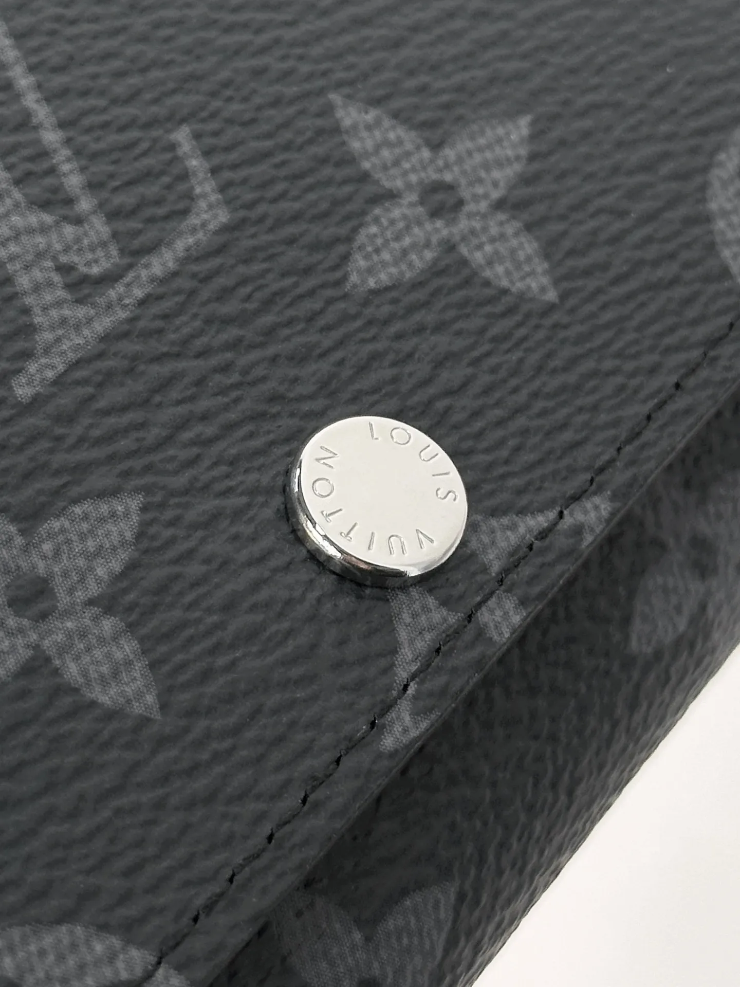 P680 [Authentic Grade] [Special Grade MB All Steel High Elastic Fabric] M12598 Black Flower (〽️A Grade All Steel〽️) Personalized Customized Version! Transcoding chip, Victor wallet! This elegant Victor wallet is made of Monogram Eclipse canvas. It can hold change, business cards, banknotes and receipts, making it extremely practical. This wallet features a snap closure and opens to reveal a bill pocket, five compartments for credit cards or transit cards, and a zippered coin pocket. The Victor wallet is compact and fits easily into your pocket.  11.5 x 9 x 2.5 cm (length x height x width).