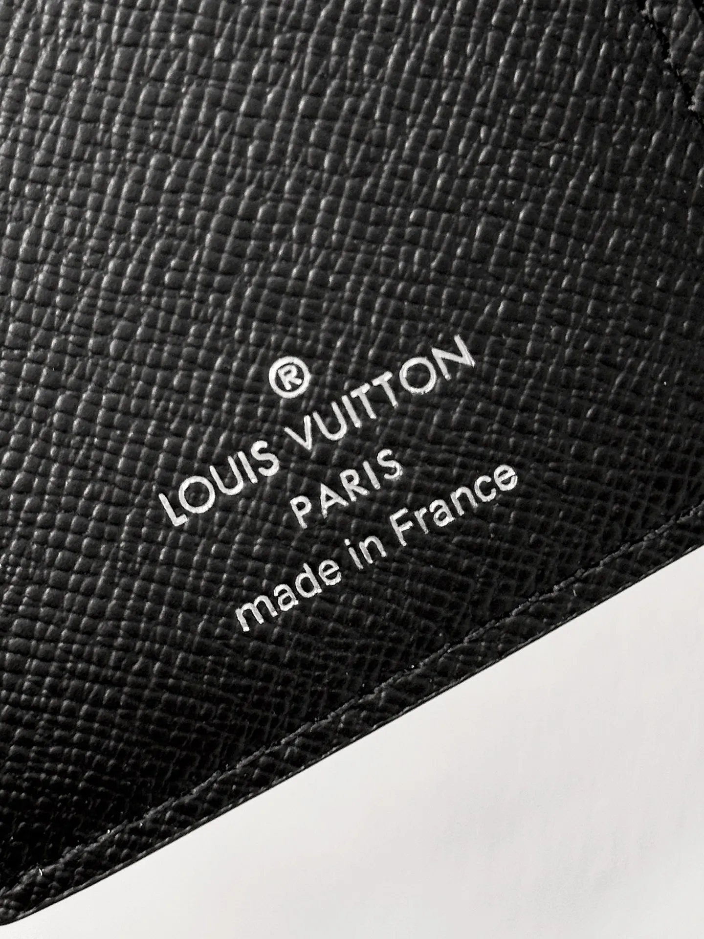 P680 [Authentic Grade] [Special Grade MB All Steel High Elastic Fabric] M12598 Black Flower (〽️A Grade All Steel〽️) Personalized Customized Version! Transcoding chip, Victor wallet! This elegant Victor wallet is made of Monogram Eclipse canvas. It can hold change, business cards, banknotes and receipts, making it extremely practical. This wallet features a snap closure and opens to reveal a bill pocket, five compartments for credit cards or transit cards, and a zippered coin pocket. The Victor wallet is compact and fits easily into your pocket.  11.5 x 9 x 2.5 cm (length x height x width).