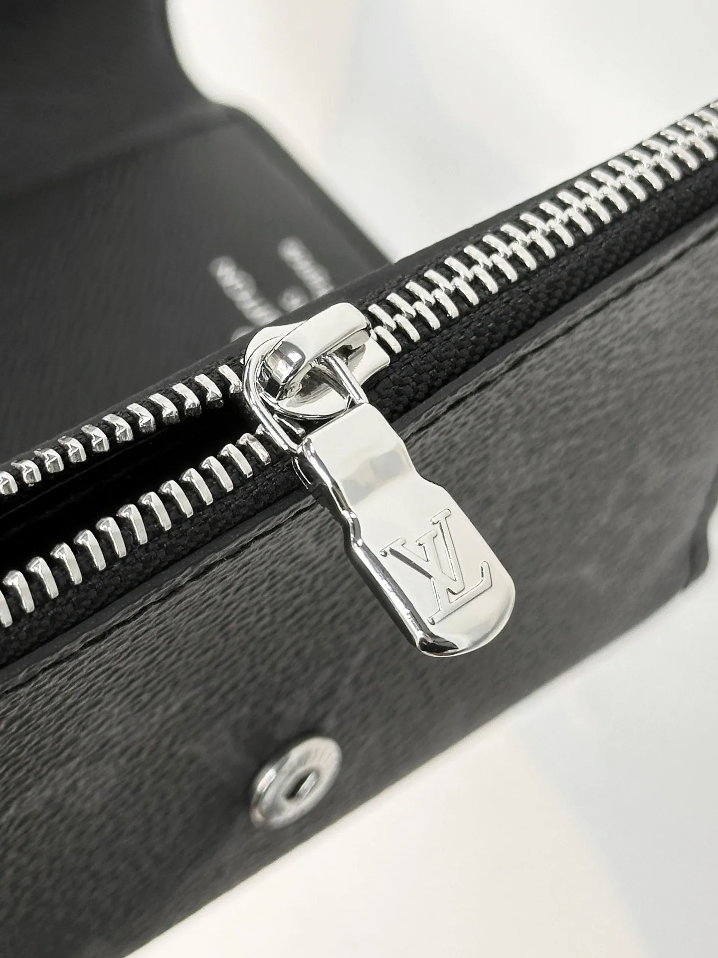 P680 [Authentic Grade] [Special Grade MB All Steel High Elastic Fabric] M12598 Black Flower (〽️A Grade All Steel〽️) Personalized Customized Version! Transcoding chip, Victor wallet! This elegant Victor wallet is made of Monogram Eclipse canvas. It can hold change, business cards, banknotes and receipts, making it extremely practical. This wallet features a snap closure and opens to reveal a bill pocket, five compartments for credit cards or transit cards, and a zippered coin pocket. The Victor wallet is compact and fits easily into your pocket.  11.5 x 9 x 2.5 cm (length x height x width).