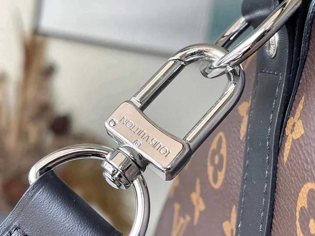💰1040 (55 size) top original order M56714 presbyopic black leather, spacious capacity, flexible use. Durable, safe and reliable. Fashionable style, mature and stable. Features a secure double zipper and padlock, making it perfect for business or pleasure. Dimensions: 55 × 31 × 26 cm