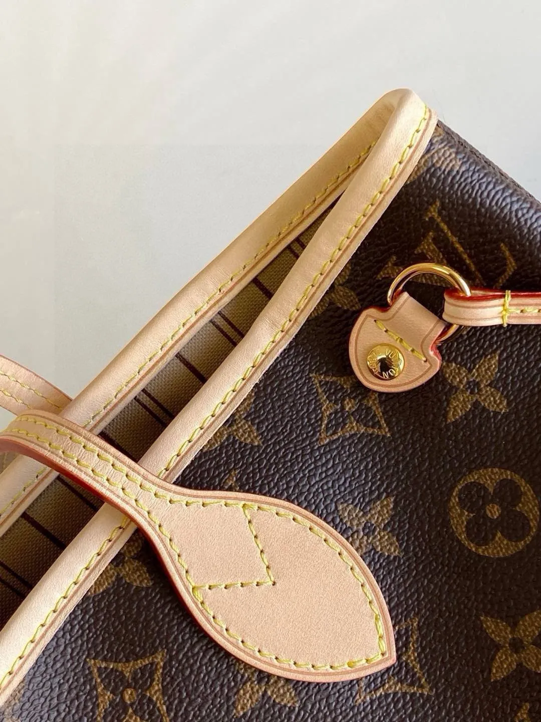 💰780 (Small steel nails) Top original order M41000 Apricot NEVERFULL PM This Neverfull MM handbag combines timeless classic design with traditional details. It is made of Monogram canvas and trimmed with natural cowhide. The interior is extra spacious but not heavy. Tighten the side straps to create a fashionable and charming shape, and loosen them to show a more casual atmosphere. The slim and comfortable handle can be easily slung over the shoulder or carried by arm. Lined in a vibrant color, the bag has a detachable organizer that can be used independently as a clutch or as an extra pocket. 29 cm