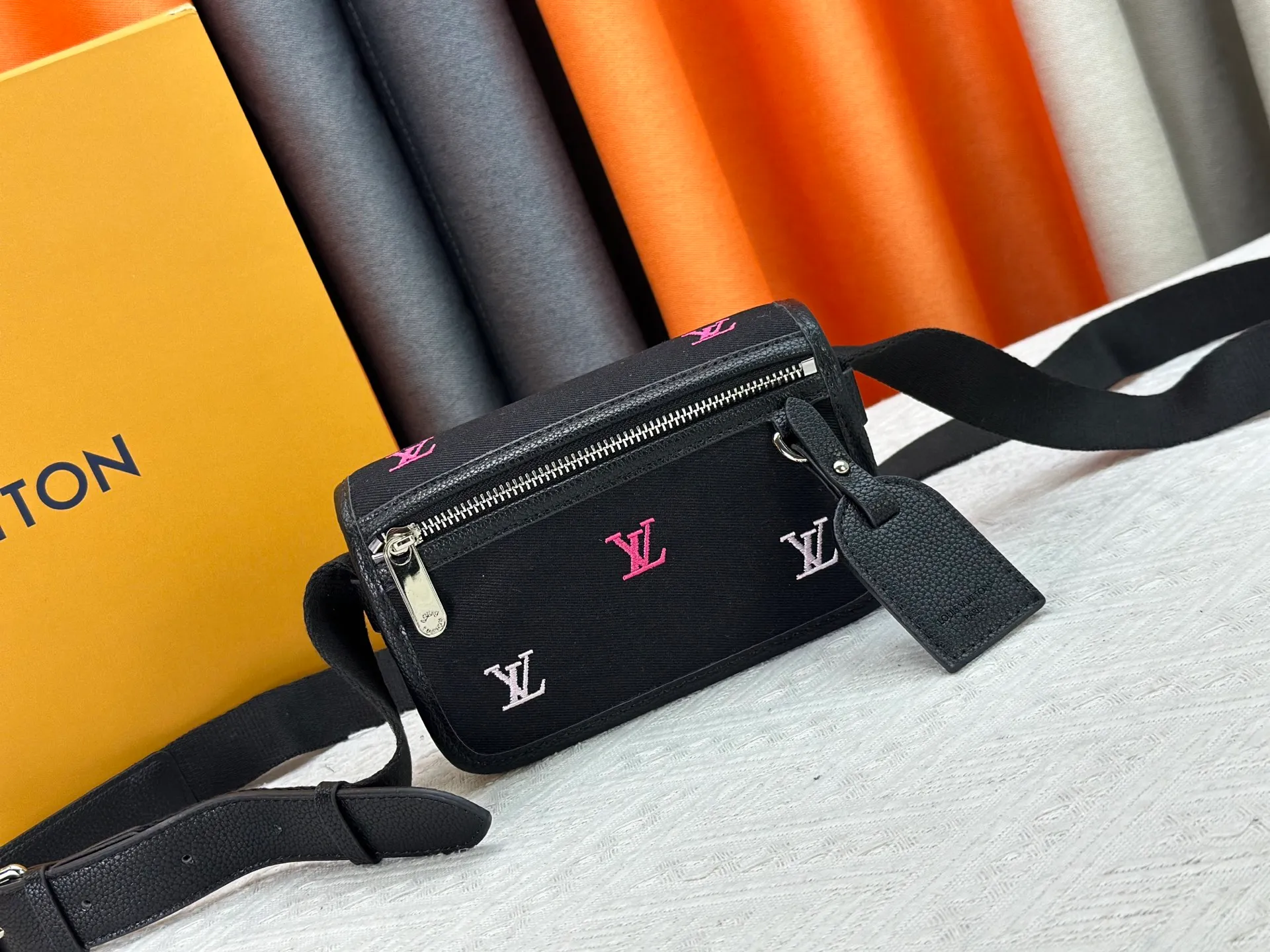 P200 upgraded original version M13963 M12599 M12637 The latest Bosphore mini handbag is named after the brand's retro Bosphore series in the 2000s. Its simple lines and compact structure make it comfortable to carry, and it also uses a detachable nameplate to show its classic feel. The adjustable fabric shoulder strap crosses the accordion loop and is a refined detail along with the zippered front pocket. Dimensions: 19x 12x 7 cm (length x height x width)