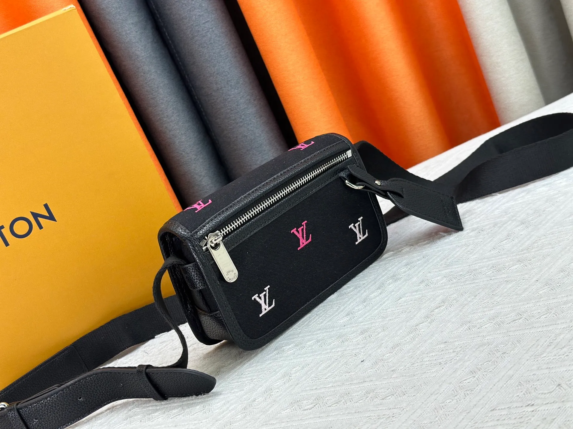 P200 upgraded original version M13963 M12599 M12637 The latest Bosphore mini handbag is named after the brand's retro Bosphore series in the 2000s. Its simple lines and compact structure make it comfortable to carry, and it also uses a detachable nameplate to show its classic feel. The adjustable fabric shoulder strap crosses the accordion loop and is a refined detail along with the zippered front pocket. Dimensions: 19x 12x 7 cm (length x height x width)