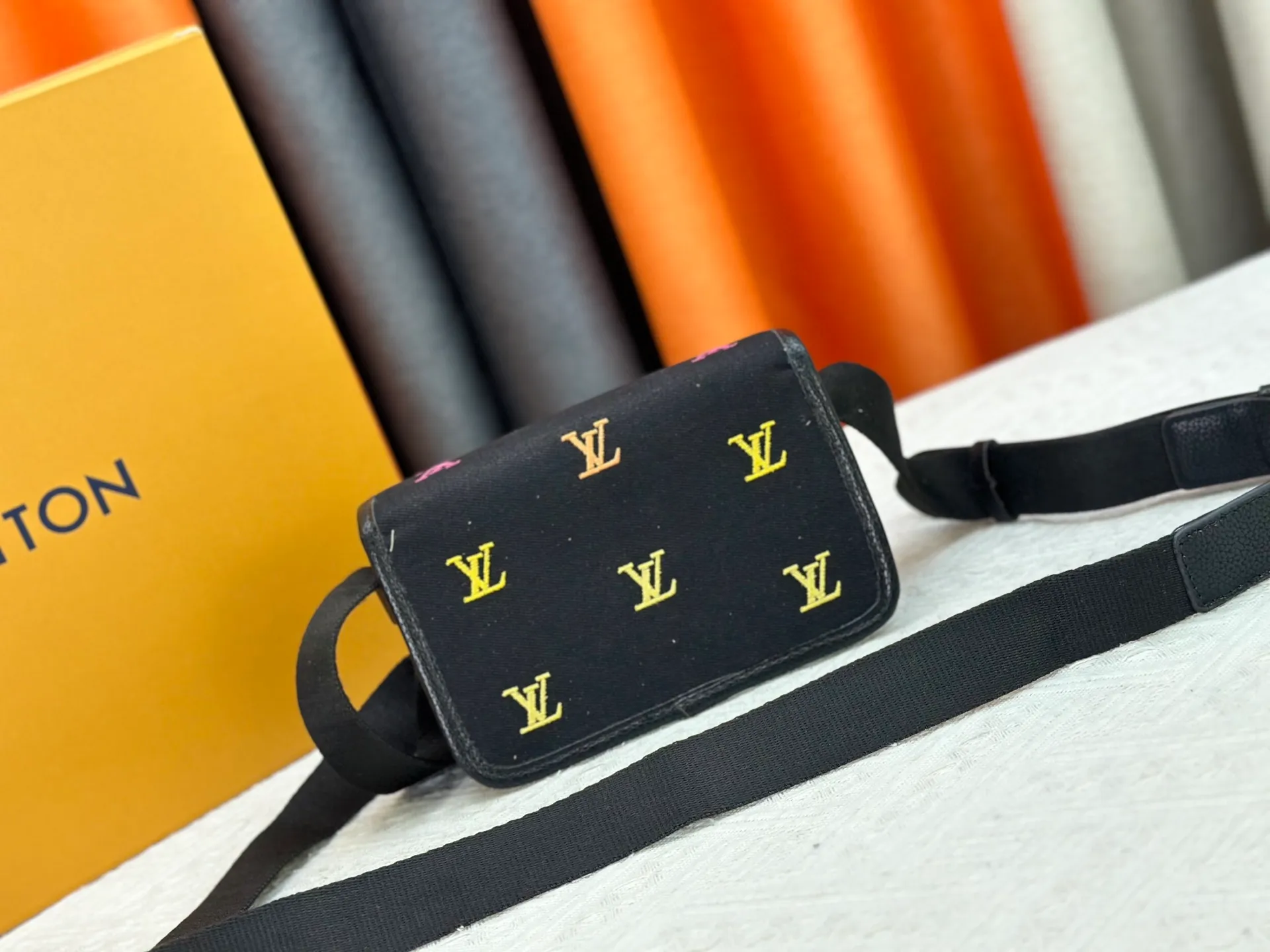 P200 upgraded original version M13963 M12599 M12637 The latest Bosphore mini handbag is named after the brand's retro Bosphore series in the 2000s. Its simple lines and compact structure make it comfortable to carry, and it also uses a detachable nameplate to show its classic feel. The adjustable fabric shoulder strap crosses the accordion loop and is a refined detail along with the zippered front pocket. Dimensions: 19x 12x 7 cm (length x height x width)