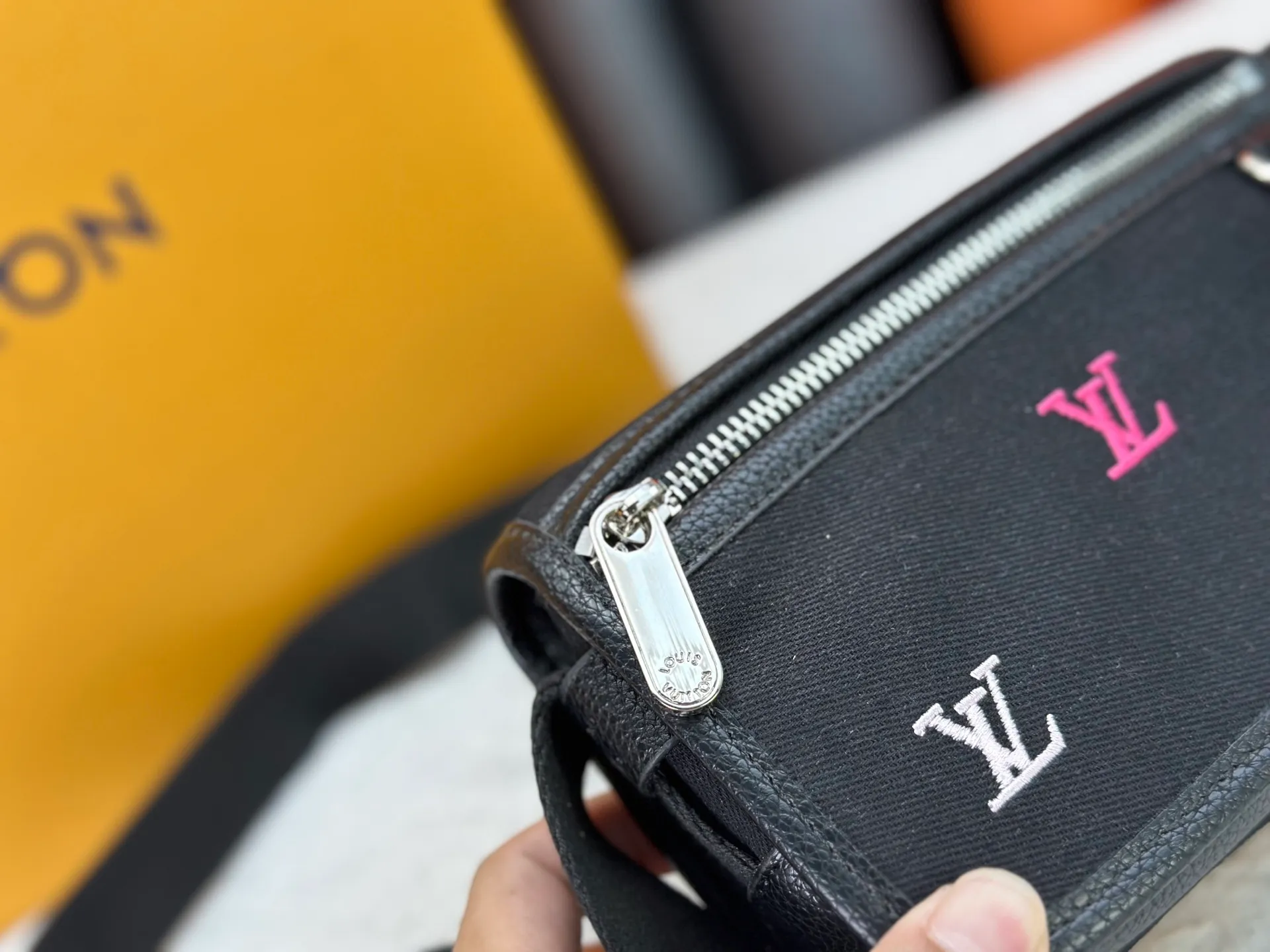 P200 upgraded original version M13963 M12599 M12637 The latest Bosphore mini handbag is named after the brand's retro Bosphore series in the 2000s. Its simple lines and compact structure make it comfortable to carry, and it also uses a detachable nameplate to show its classic feel. The adjustable fabric shoulder strap crosses the accordion loop and is a refined detail along with the zippered front pocket. Dimensions: 19x 12x 7 cm (length x height x width)