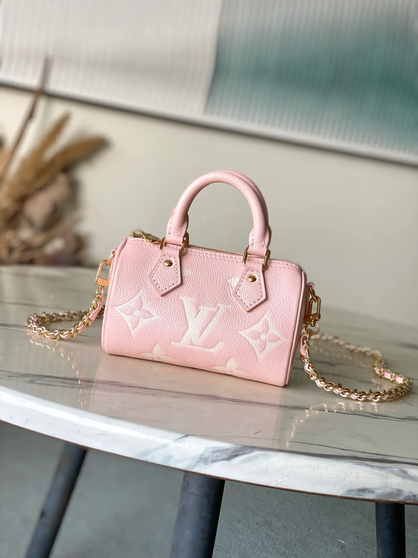 💰940 (top layer leather) top original order M14226 This Nano Speedy handbag uses the brand's classic Monogram Empreinte leather to create a modern and compact structure, and uses soft tones to highlight the dazzling metal parts. Detachable lace-up chain provides multiple carrying options. It can store daily necessities in an orderly manner during day and night situations. Dimensions: 16 × 10 × 7.5 cm