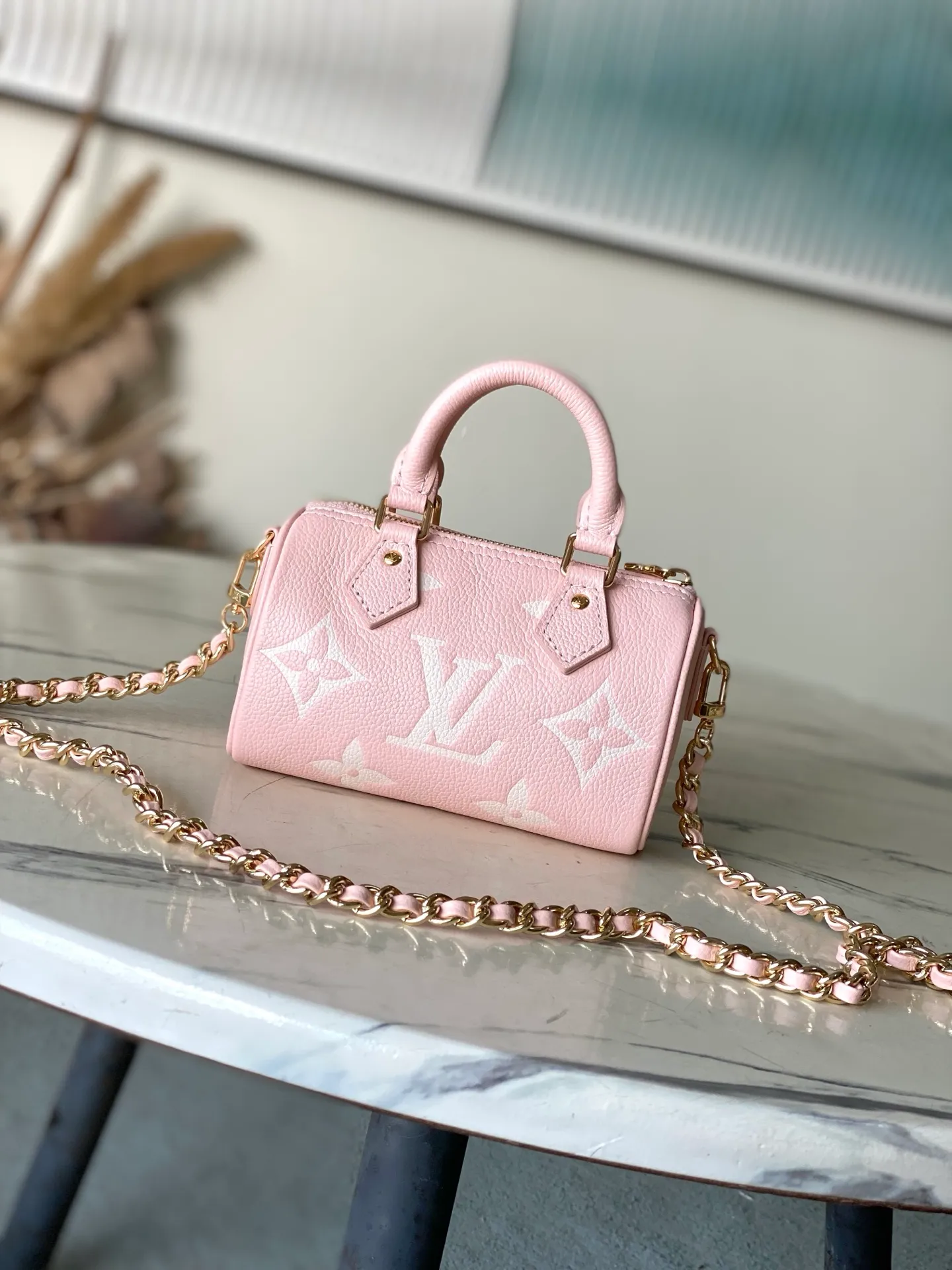 💰940 (top layer leather) top original order M14226 This Nano Speedy handbag uses the brand's classic Monogram Empreinte leather to create a modern and compact structure, and uses soft tones to highlight the dazzling metal parts. Detachable lace-up chain provides multiple carrying options. It can store daily necessities in an orderly manner during day and night situations. Dimensions: 16 × 10 × 7.5 cm
