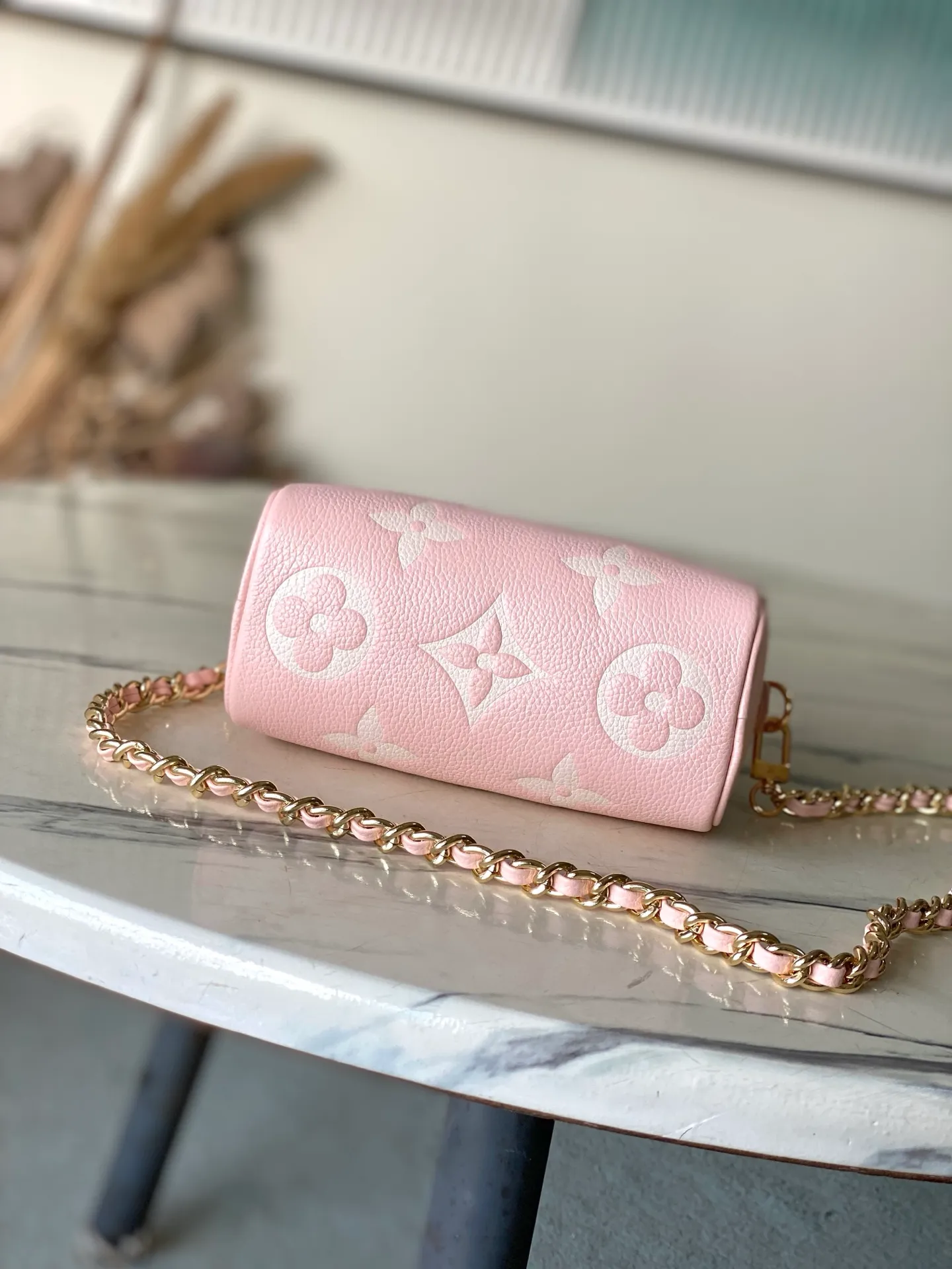 💰940 (top layer leather) top original order M14226 This Nano Speedy handbag uses the brand's classic Monogram Empreinte leather to create a modern and compact structure, and uses soft tones to highlight the dazzling metal parts. Detachable lace-up chain provides multiple carrying options. It can store daily necessities in an orderly manner during day and night situations. Dimensions: 16 × 10 × 7.5 cm