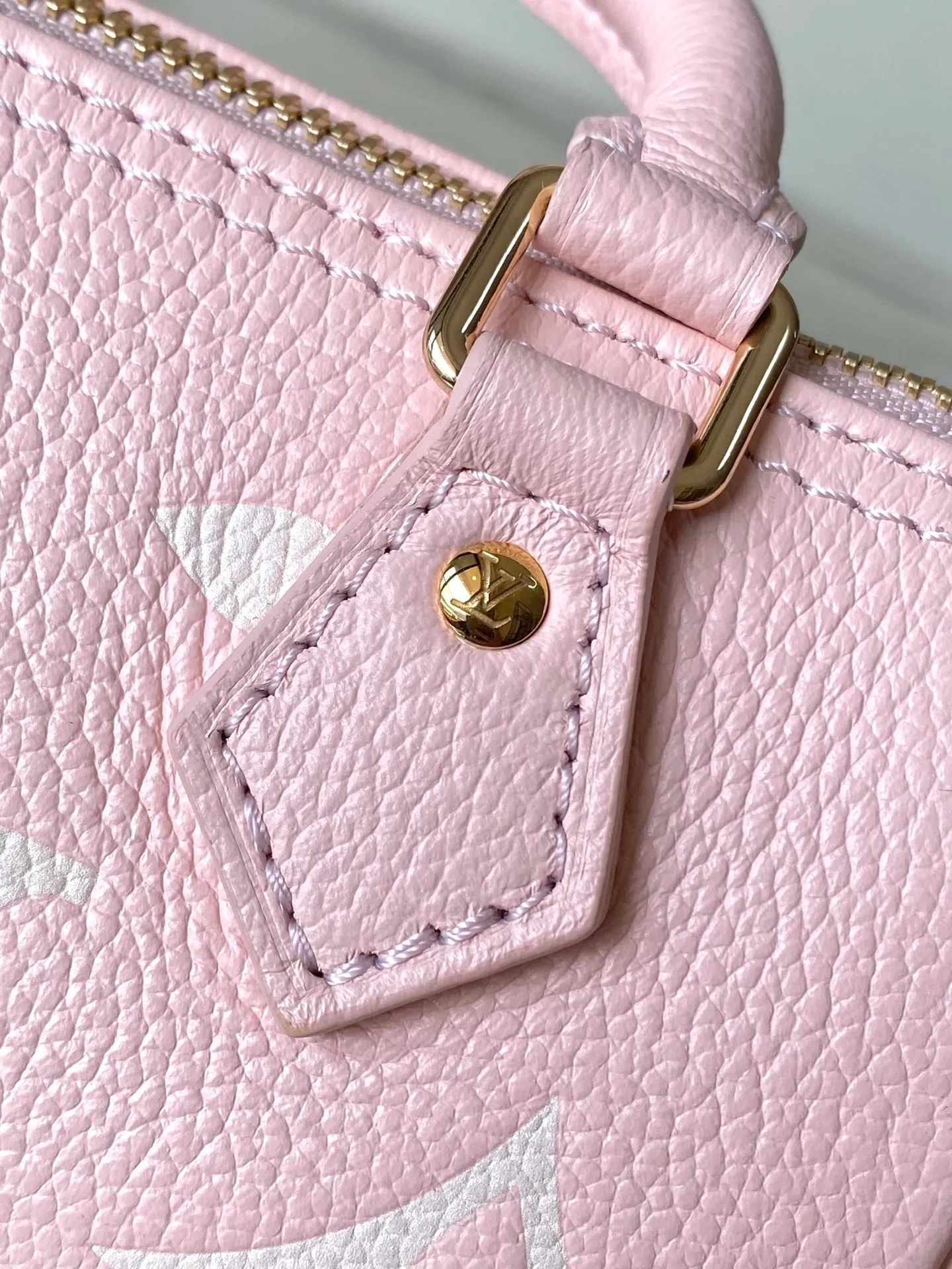 💰940 (top layer leather) top original order M14226 This Nano Speedy handbag uses the brand's classic Monogram Empreinte leather to create a modern and compact structure, and uses soft tones to highlight the dazzling metal parts. Detachable lace-up chain provides multiple carrying options. It can store daily necessities in an orderly manner during day and night situations. Dimensions: 16 × 10 × 7.5 cm