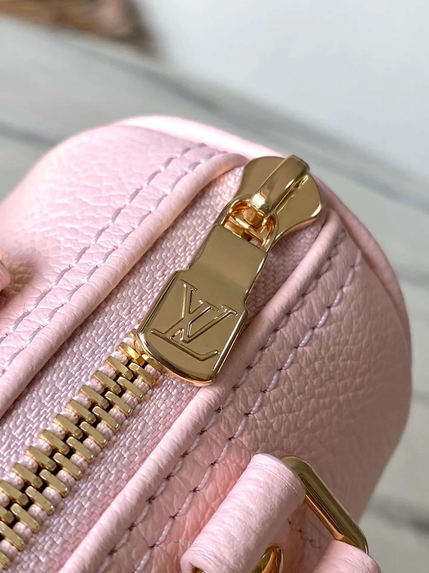 💰940 (top layer leather) top original order M14226 This Nano Speedy handbag uses the brand's classic Monogram Empreinte leather to create a modern and compact structure, and uses soft tones to highlight the dazzling metal parts. Detachable lace-up chain provides multiple carrying options. It can store daily necessities in an orderly manner during day and night situations. Dimensions: 16 × 10 × 7.5 cm