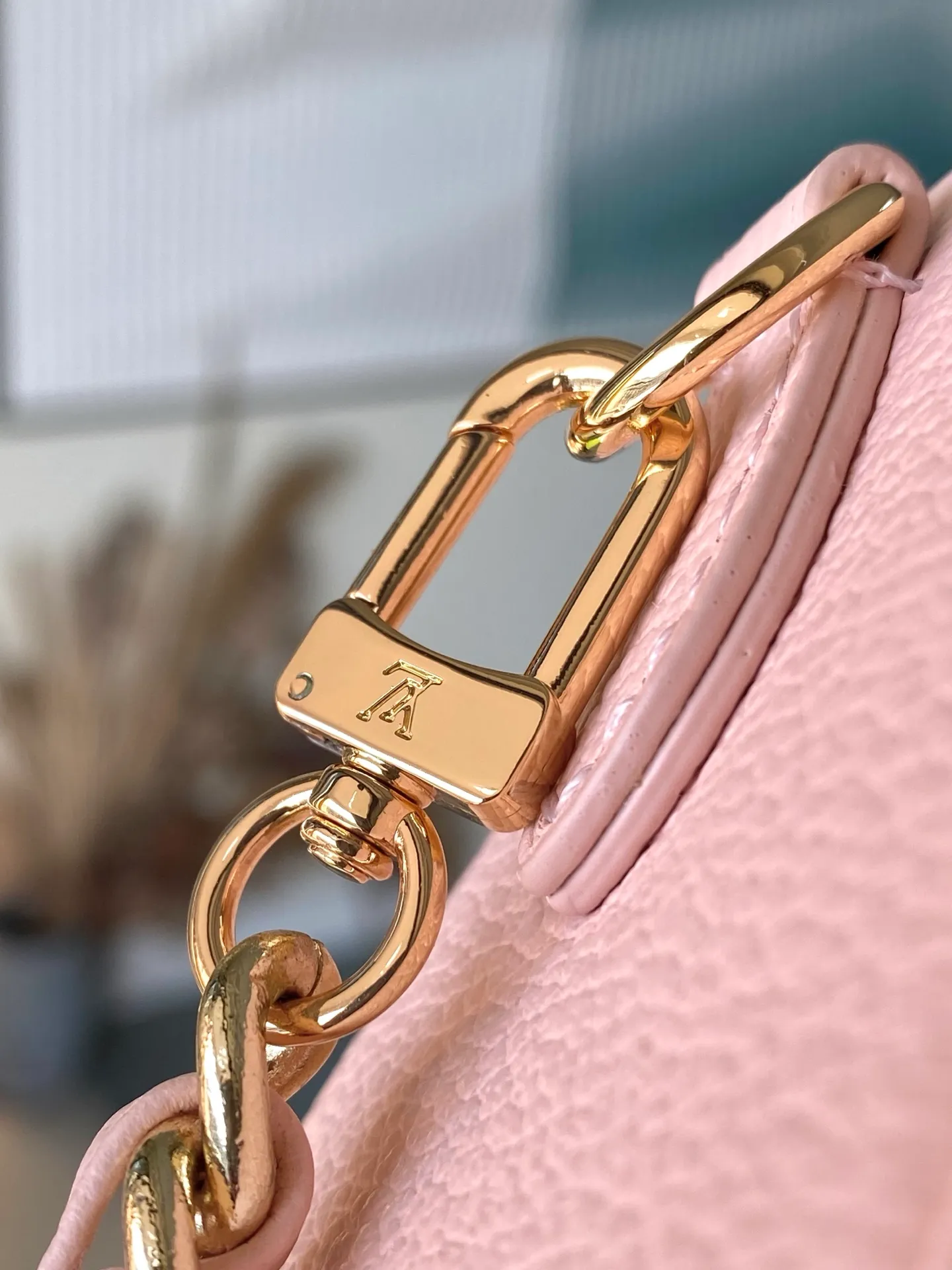 💰940 (top layer leather) top original order M14226 This Nano Speedy handbag uses the brand's classic Monogram Empreinte leather to create a modern and compact structure, and uses soft tones to highlight the dazzling metal parts. Detachable lace-up chain provides multiple carrying options. It can store daily necessities in an orderly manner during day and night situations. Dimensions: 16 × 10 × 7.5 cm