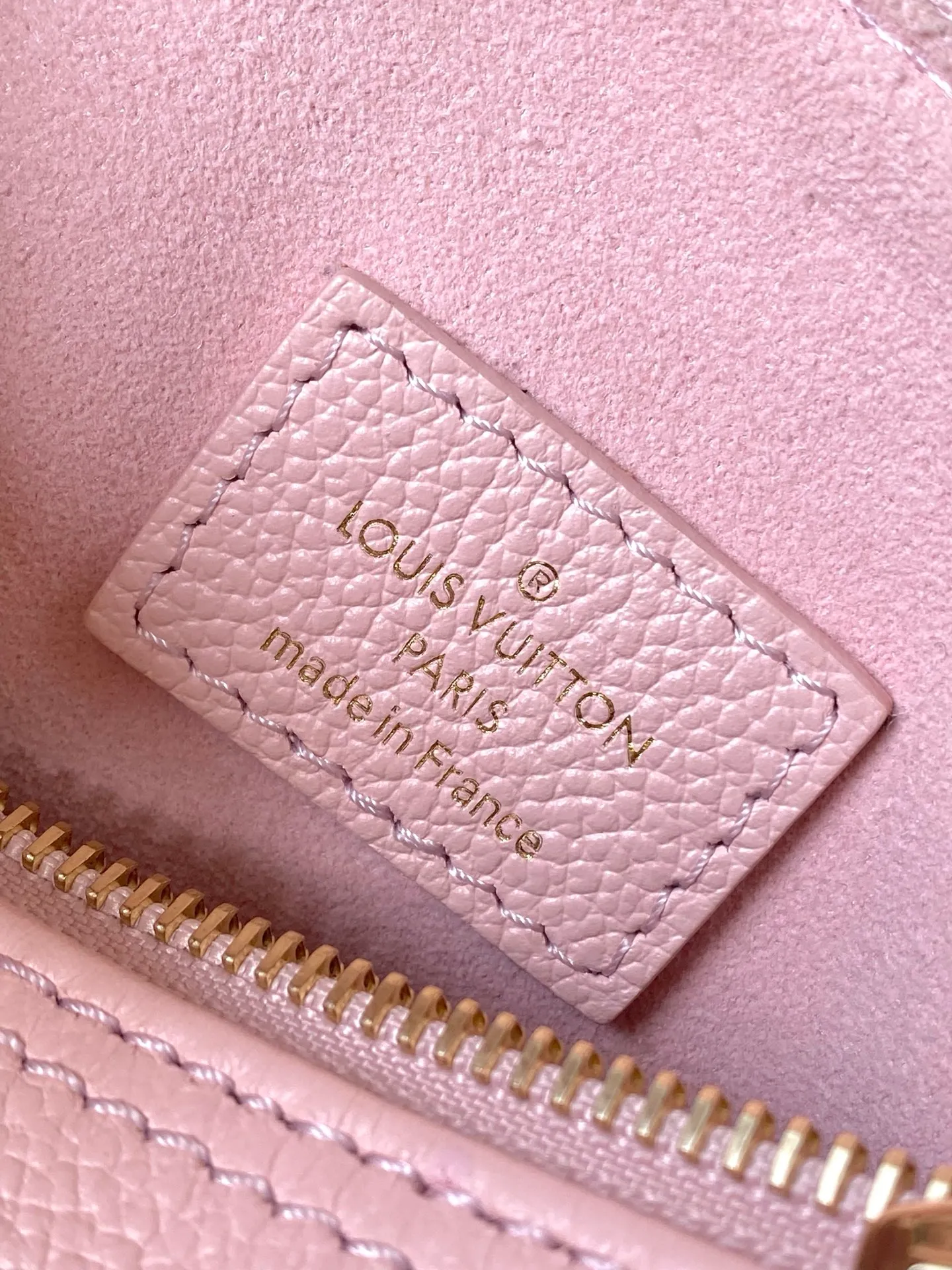 💰940 (top layer leather) top original order M14226 This Nano Speedy handbag uses the brand's classic Monogram Empreinte leather to create a modern and compact structure, and uses soft tones to highlight the dazzling metal parts. Detachable lace-up chain provides multiple carrying options. It can store daily necessities in an orderly manner during day and night situations. Dimensions: 16 × 10 × 7.5 cm