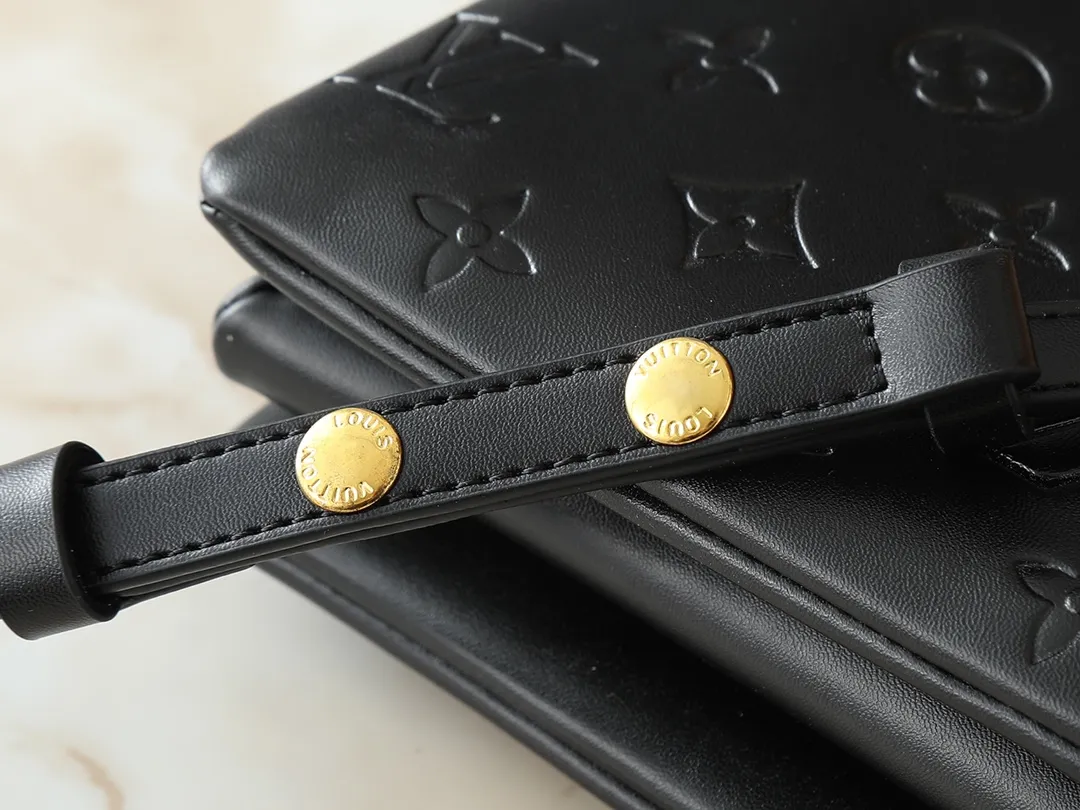 💰240💰Upgraded from the original M59598 M59389 M59396 M13233 M21259 M25218 M20770 M11401 This Coussin BB handbag is made of soft sheep leather with an embossed Monogram pattern. It has an inner compartment in a compact silhouette, making it an elegant choice for both day and night. Both the chunky chain and slim leather strap are removable, allowing for a variety of styling possibilities. Dimensions: 21.0 x 16.0 x 7.0 cm (length x height x width)