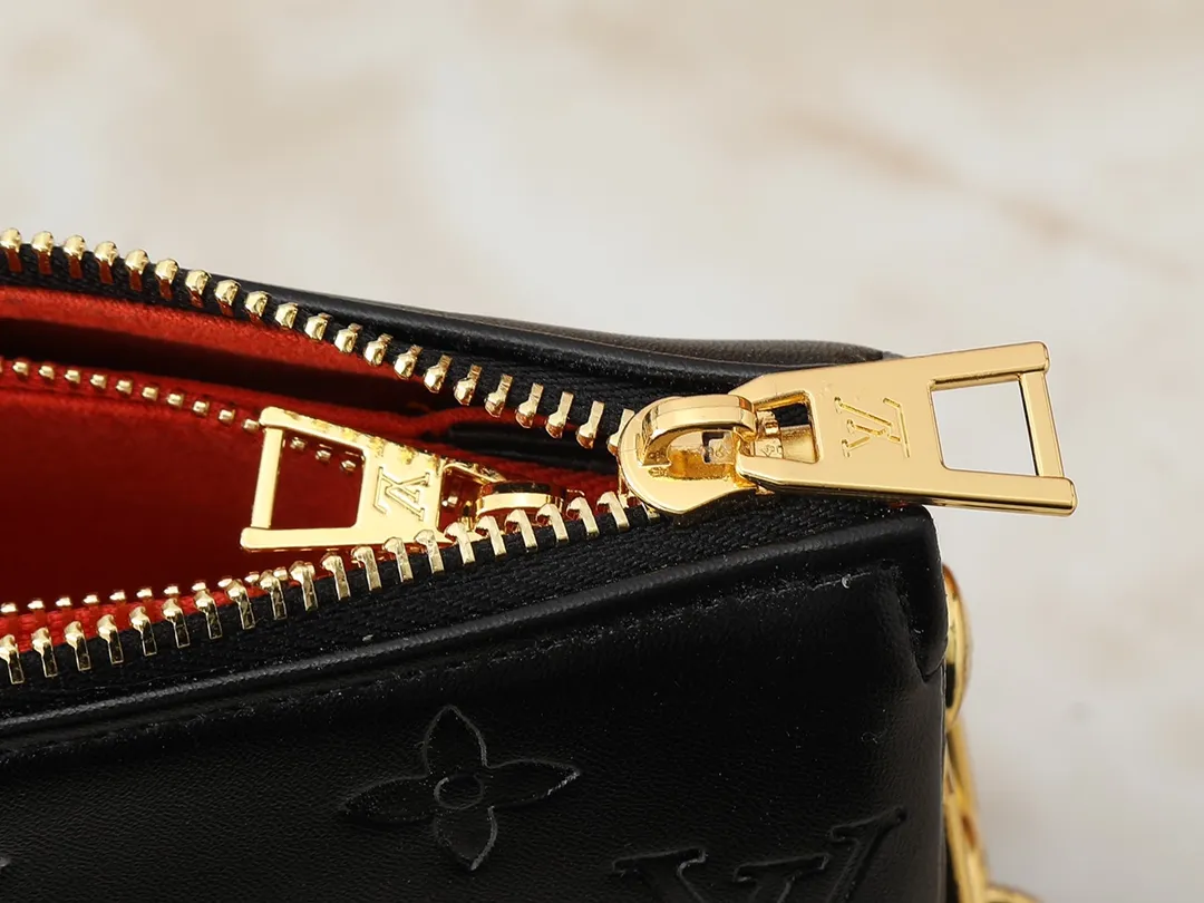 💰240💰Upgraded from the original M59598 M59389 M59396 M13233 M21259 M25218 M20770 M11401 This Coussin BB handbag is made of soft sheep leather with an embossed Monogram pattern. It has an inner compartment in a compact silhouette, making it an elegant choice for both day and night. Both the chunky chain and slim leather strap are removable, allowing for a variety of styling possibilities. Dimensions: 21.0 x 16.0 x 7.0 cm (length x height x width)