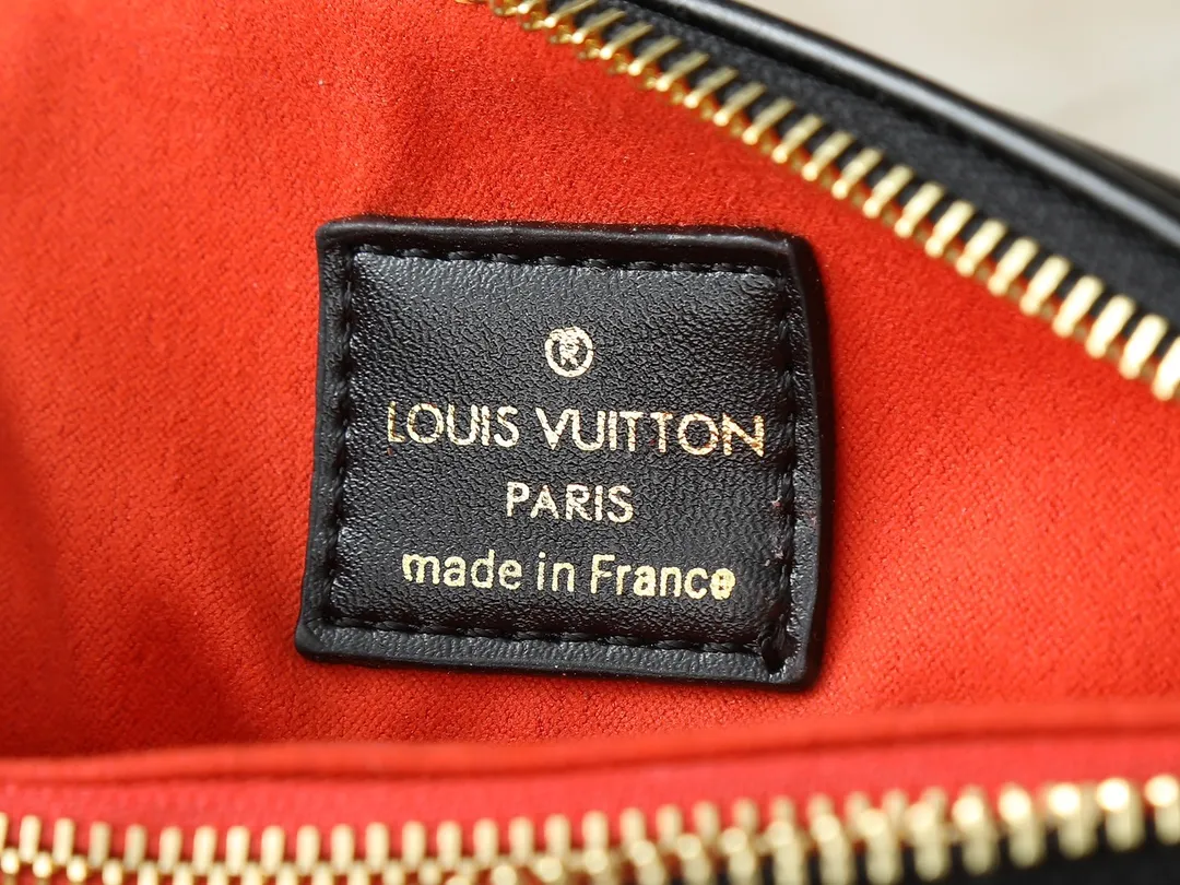 💰240💰Upgraded from the original M59598 M59389 M59396 M13233 M21259 M25218 M20770 M11401 This Coussin BB handbag is made of soft sheep leather with an embossed Monogram pattern. It has an inner compartment in a compact silhouette, making it an elegant choice for both day and night. Both the chunky chain and slim leather strap are removable, allowing for a variety of styling possibilities. Dimensions: 21.0 x 16.0 x 7.0 cm (length x height x width)