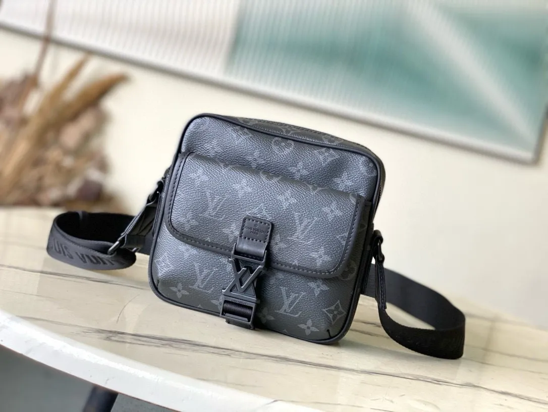 💰1020 Top original order M12518 This Getaway messenger bag has the delicate Monogram embossing of Monogram Shadow leather, and its compact configuration allows for easy conversion between a messenger bag and a clutch. The front flap pocket is equipped with an LV metal buckle, and the wide adjustable fabric shoulder strap makes it easy to carry on the shoulder or cross-body. Dimensions: 18 × 17 × 7.8 cm