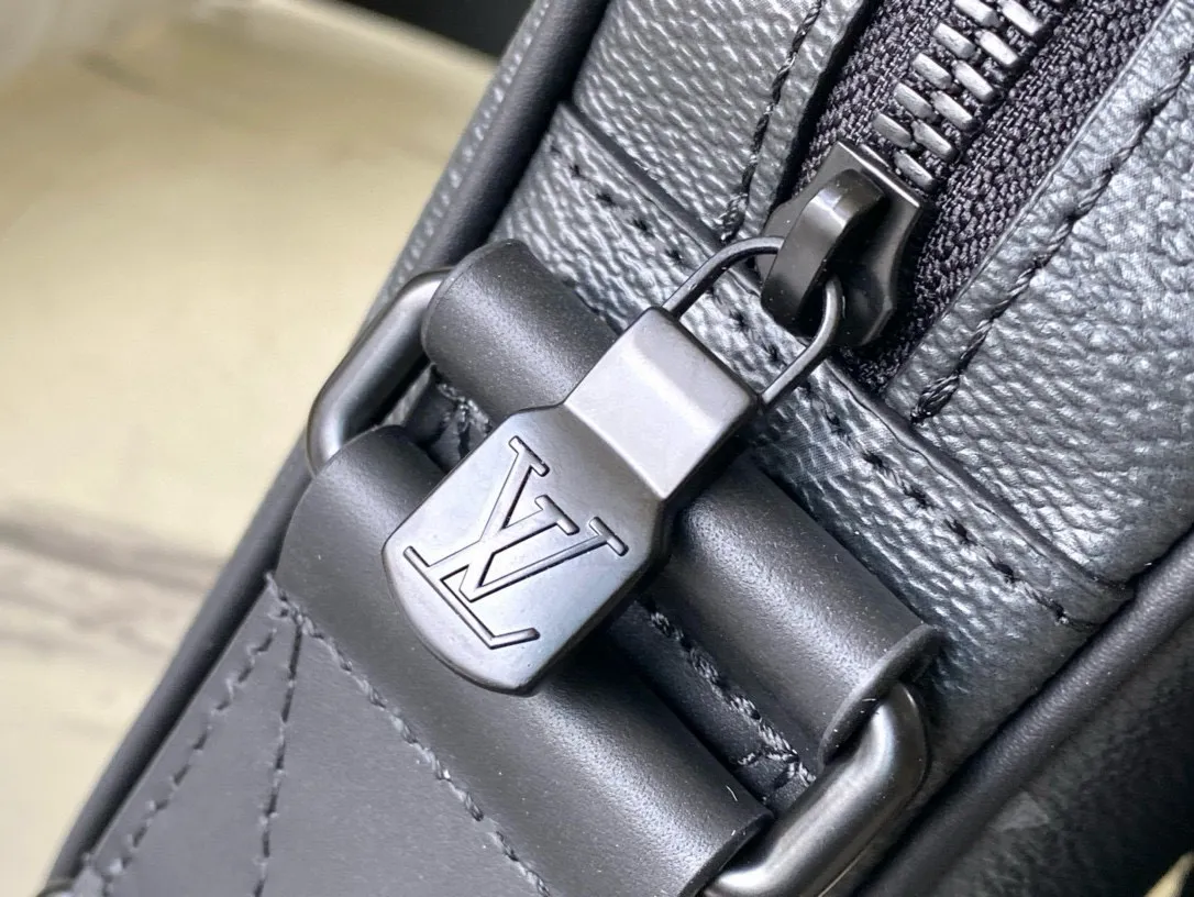 💰1020 Top original order M12518 This Getaway messenger bag has the delicate Monogram embossing of Monogram Shadow leather, and its compact configuration allows for easy conversion between a messenger bag and a clutch. The front flap pocket is equipped with an LV metal buckle, and the wide adjustable fabric shoulder strap makes it easy to carry on the shoulder or cross-body. Dimensions: 18 × 17 × 7.8 cm