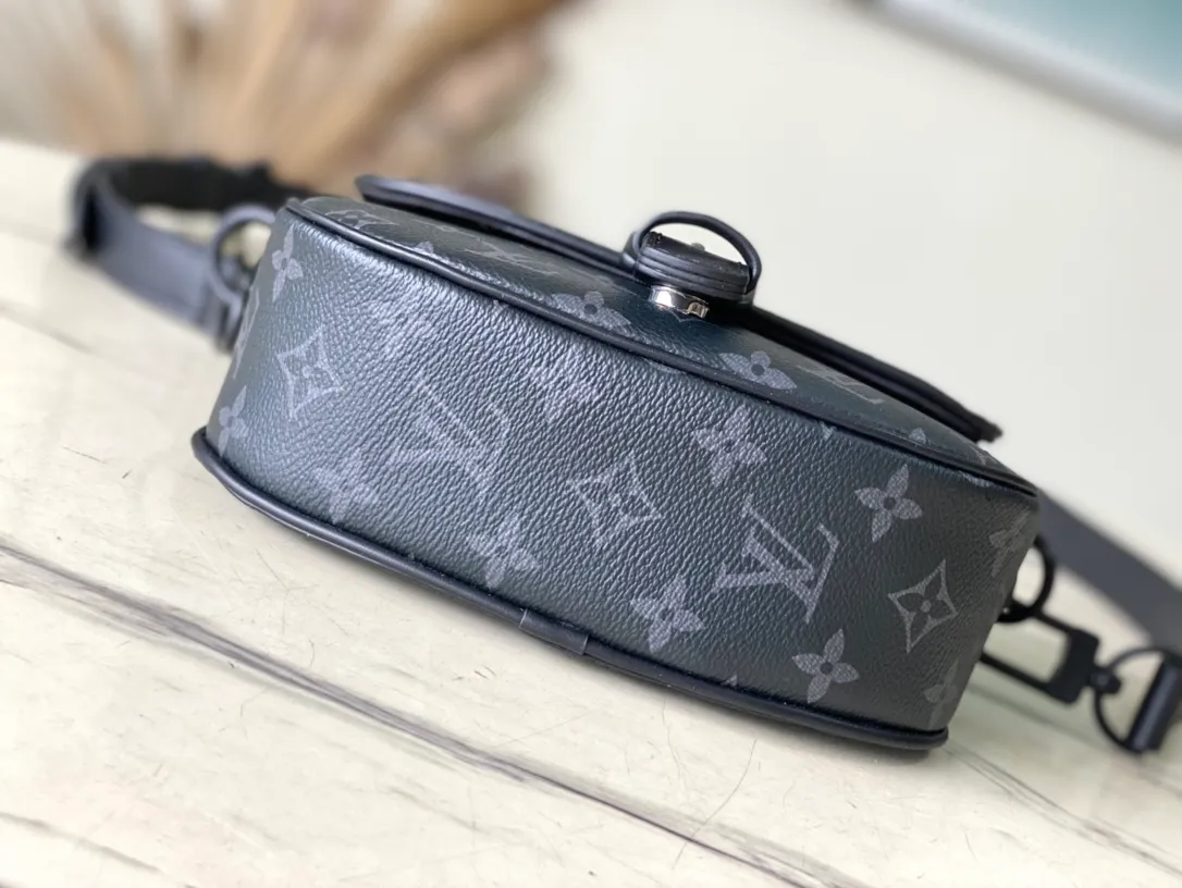 💰820 Top Original Order M47060 Black Flower This Montsouris Jm small messenger bag is made of Monogram Macassar coated canvas to create ample space, making it a perfect choice for daily travel. The retro structure and leather shoulder strap make it easy to wear in formal occasions. Dimensions: 20 × 17 × 7 cm