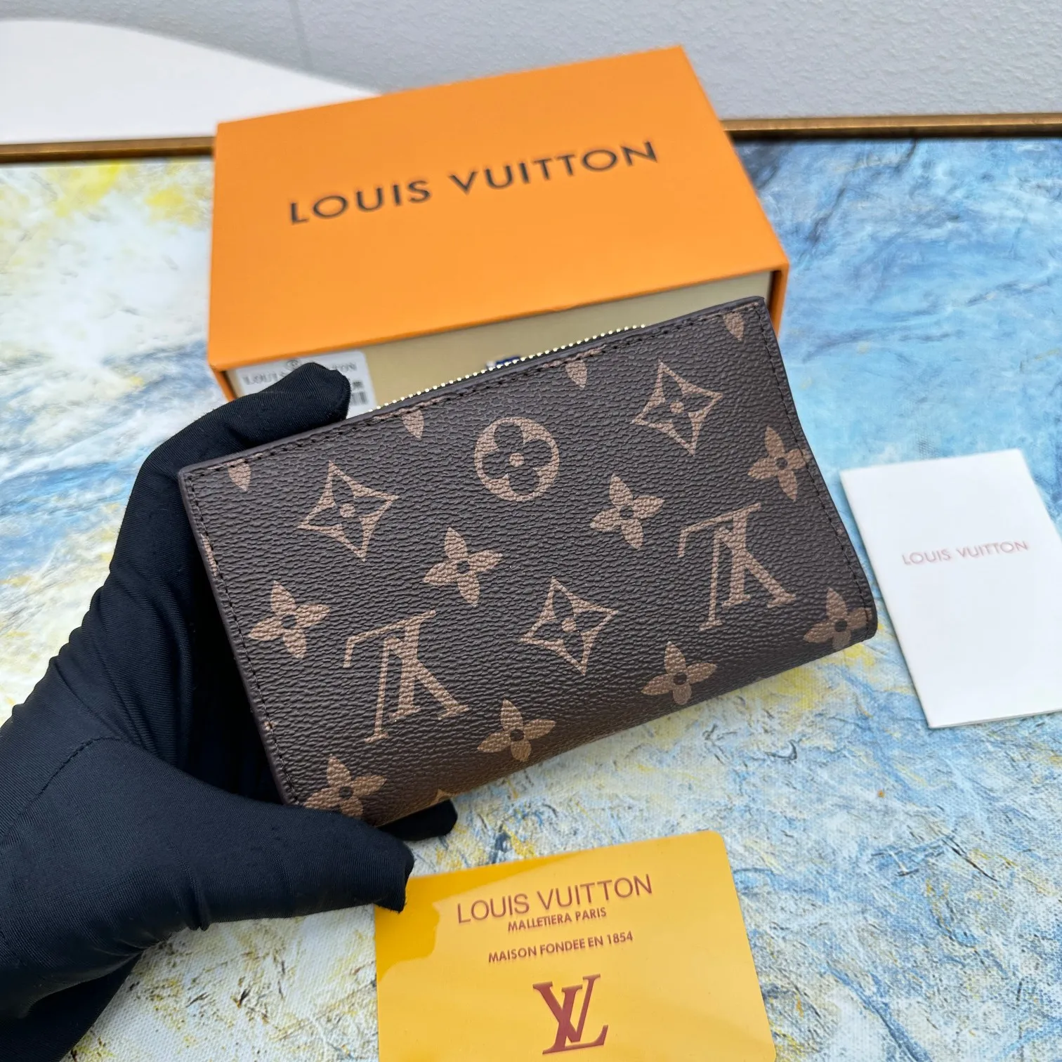💰140 💎Top original version 🇫🇷 This multi-style plaid wallet is made of canvas and can carry credit cards, banknotes, and money. The eye-catching buckle is engraved with the Louis Vuitton signature, and the gorgeous gold-toned brass rivets add sophistication. Model: M86366 Size: 13x9cm