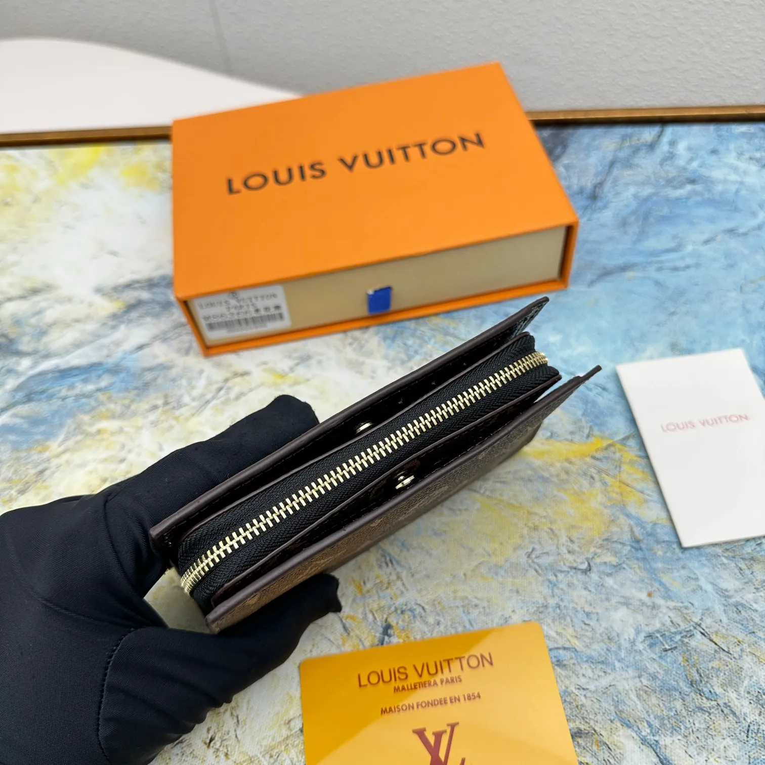 💰140 💎Top original version 🇫🇷 This multi-style plaid wallet is made of canvas and can carry credit cards, banknotes, and money. The eye-catching buckle is engraved with the Louis Vuitton signature, and the gorgeous gold-toned brass rivets add sophistication. Model: M86366 Size: 13x9cm
